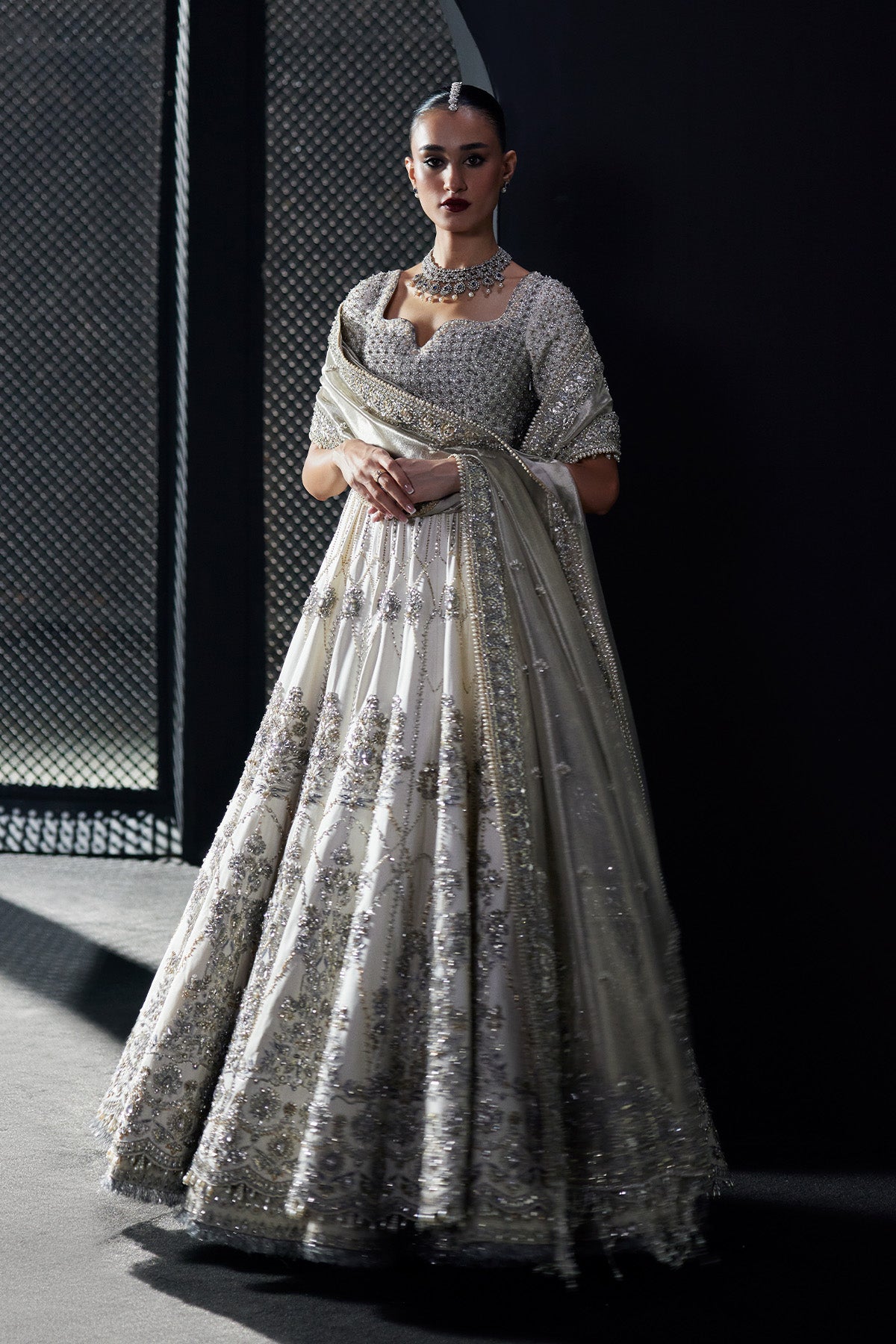 Ayla من سعد بن شهزاد – بيشواز زفاف عاجي بتطريز زردوزي وخيوط الريشم من مجموعة Chandni Bridal'26 – صورة 10