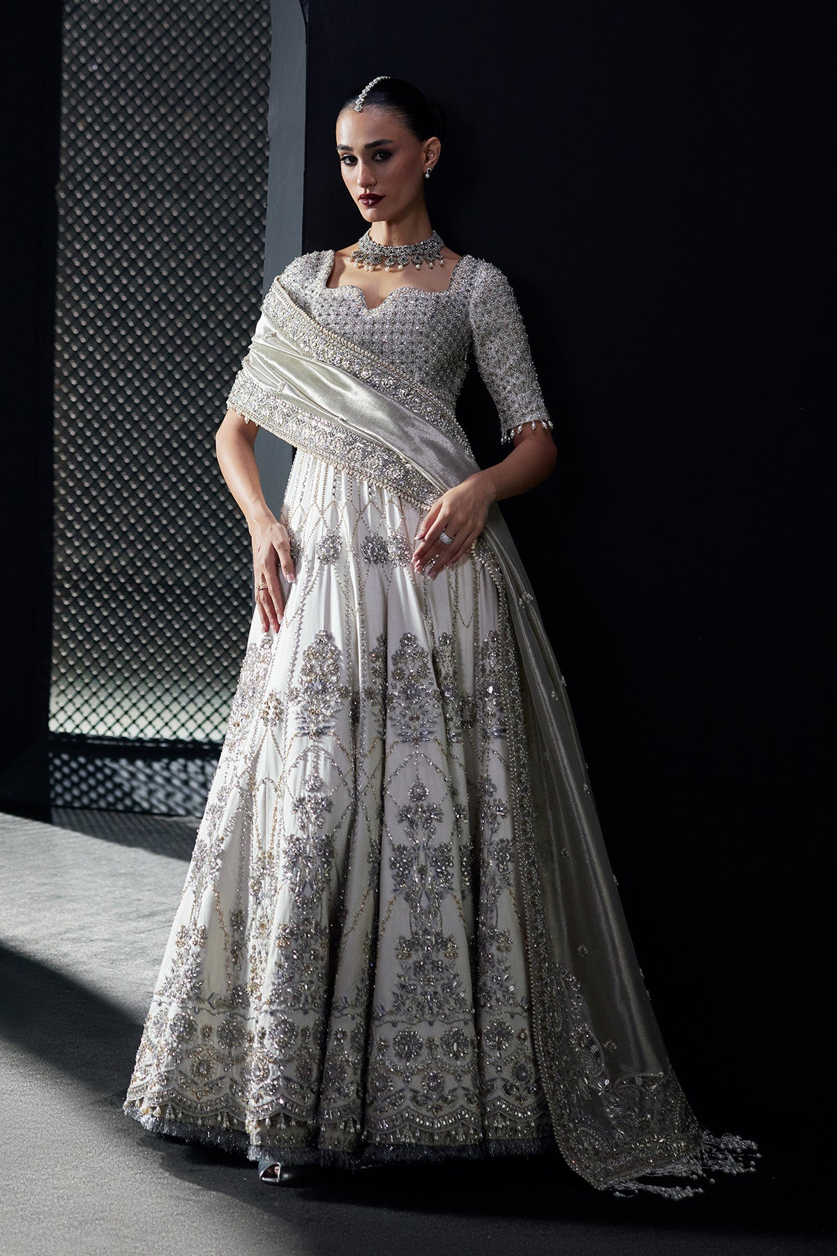 Ayla من سعد بن شهزاد – بيشواز زفاف عاجي بتطريز زردوزي وخيوط الريشم من مجموعة Chandni Bridal'26 – صورة 6