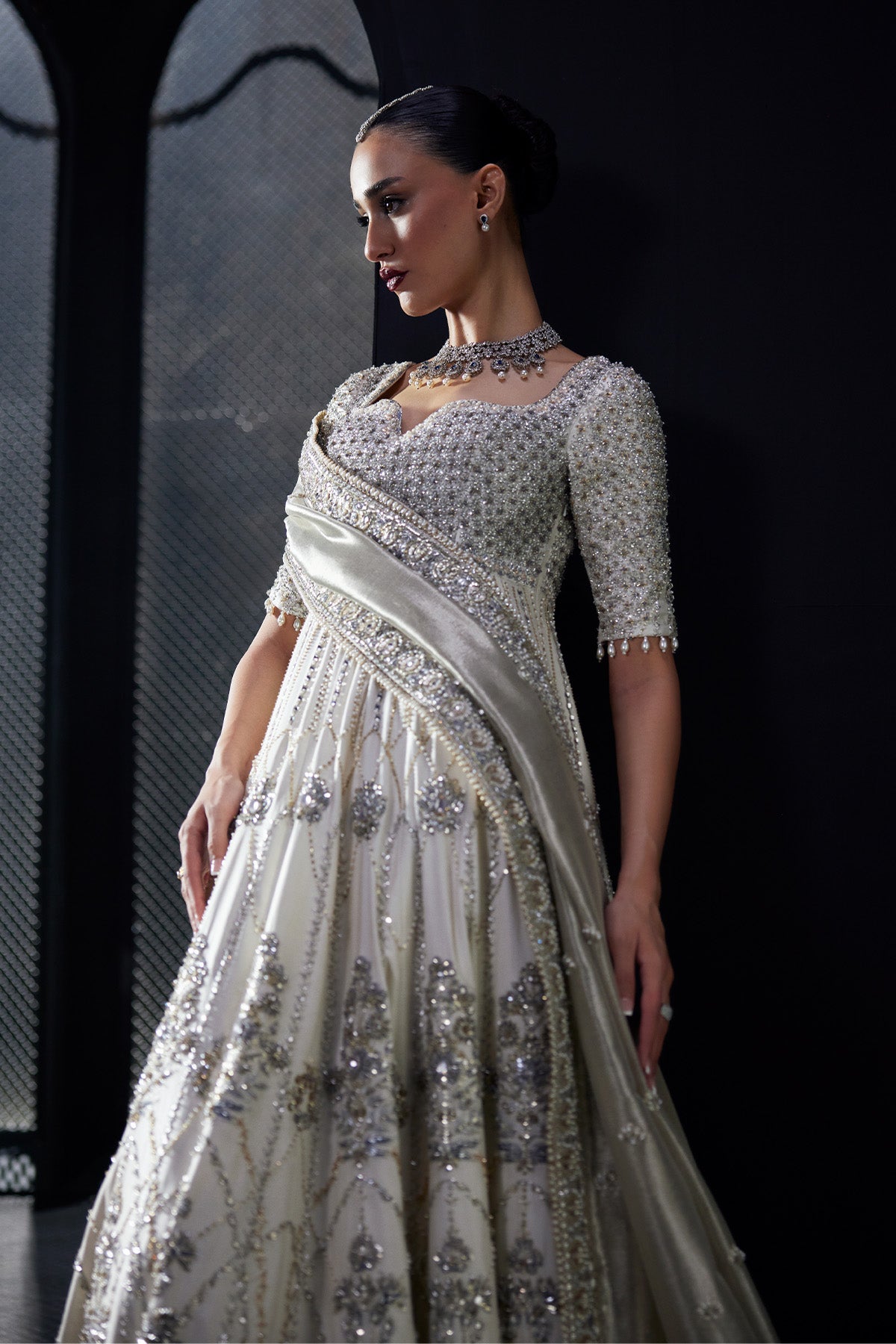 Ayla من سعد بن شهزاد – بيشواز زفاف عاجي بتطريز زردوزي وخيوط الريشم من مجموعة Chandni Bridal'26 – صورة 3