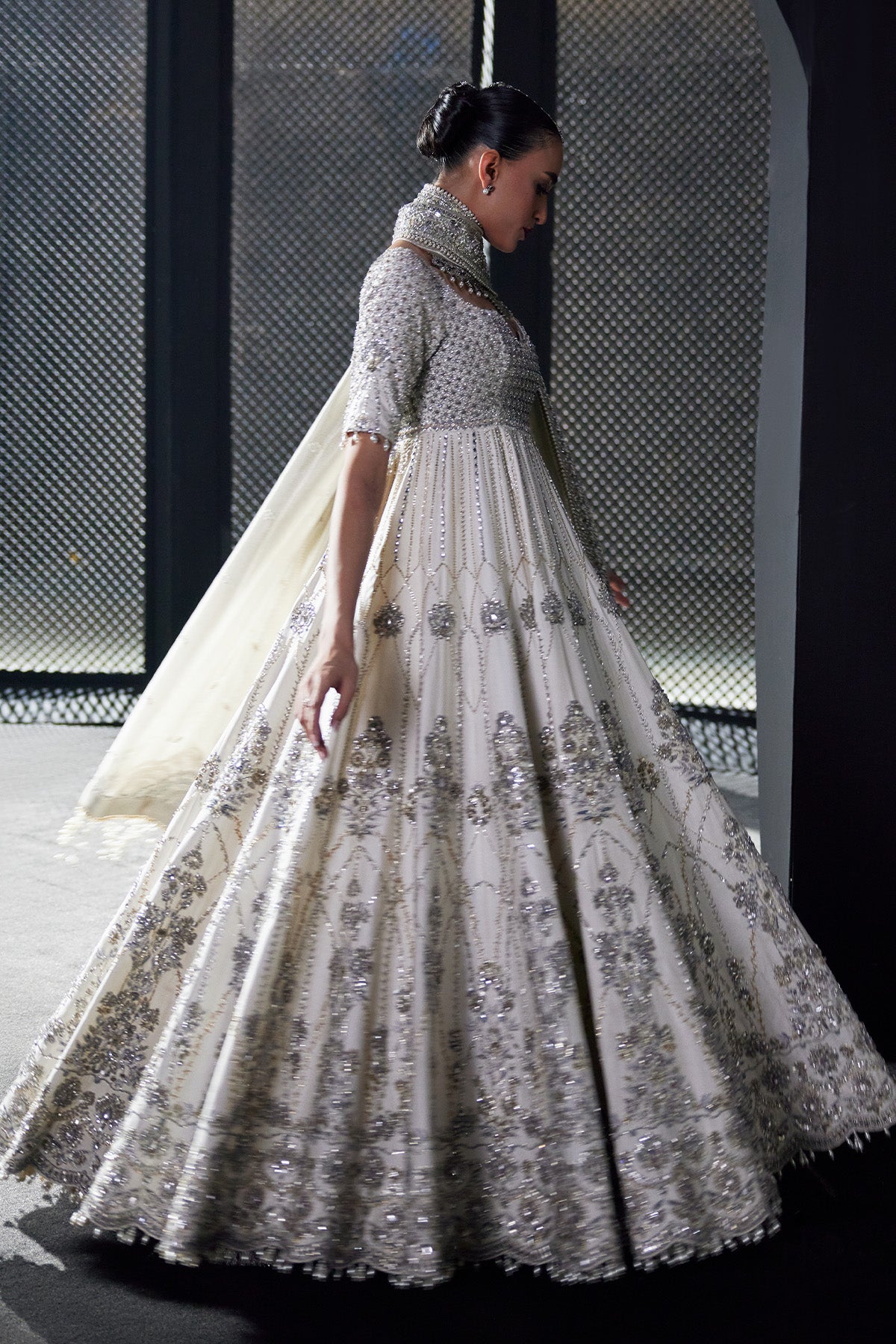Ayla من سعد بن شهزاد – بيشواز زفاف عاجي بتطريز زردوزي وخيوط الريشم من مجموعة Chandni Bridal'26 – صورة 9