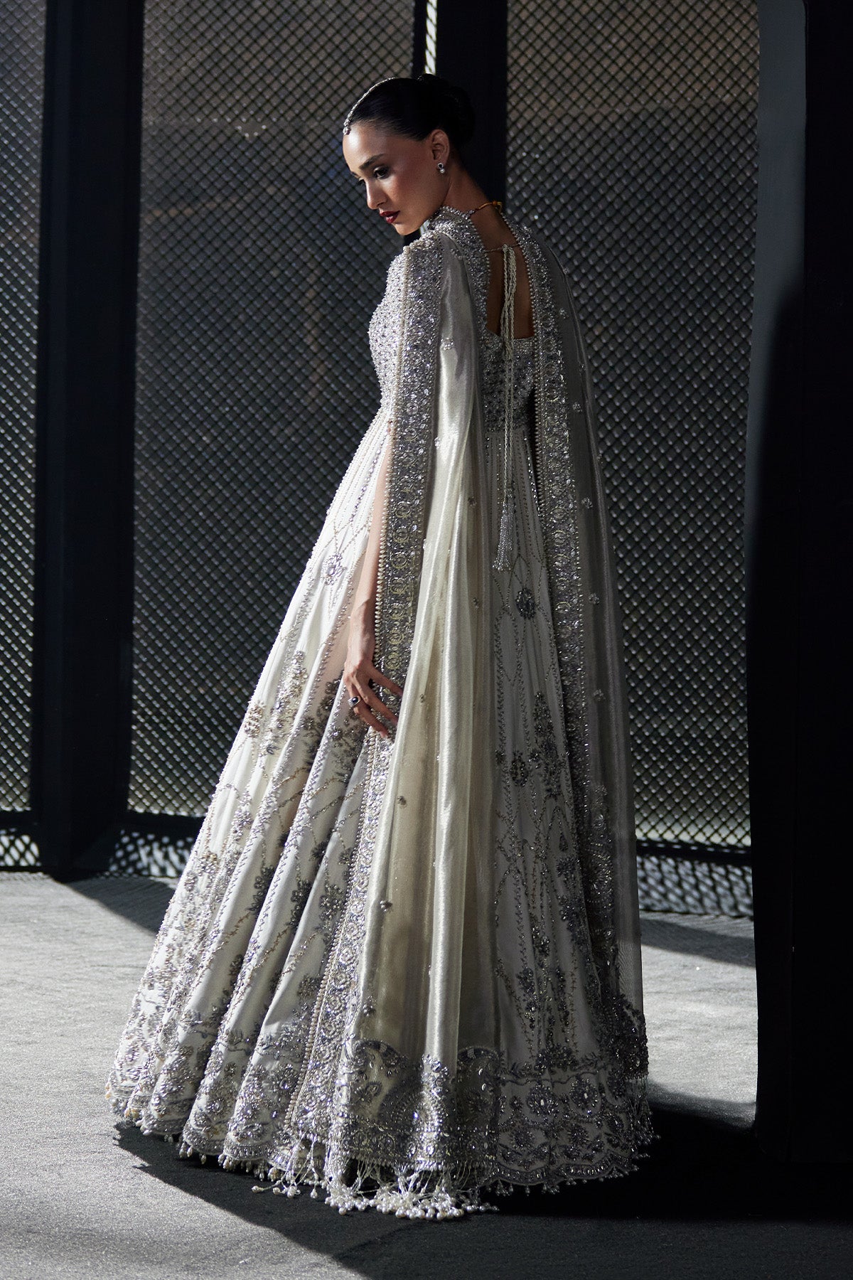 Ayla من سعد بن شهزاد – بيشواز زفاف عاجي بتطريز زردوزي وخيوط الريشم من مجموعة Chandni Bridal'26 – صورة 7