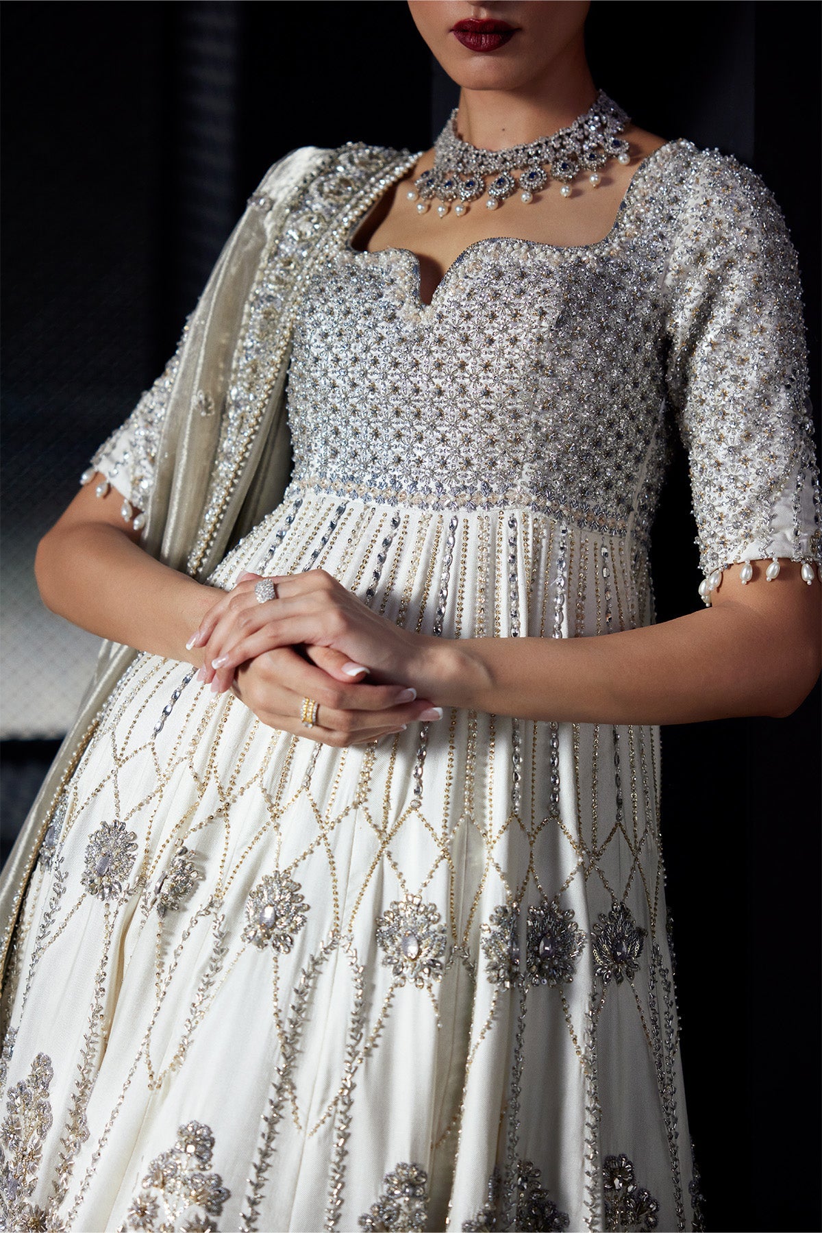 Ayla من سعد بن شهزاد – بيشواز زفاف عاجي بتطريز زردوزي وخيوط الريشم من مجموعة Chandni Bridal'26 – صورة 8