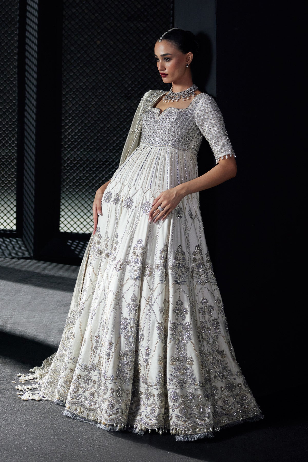 Ayla من سعد بن شهزاد – بيشواز زفاف عاجي بتطريز زردوزي وخيوط الريشم من مجموعة Chandni Bridal'26 – صورة 5