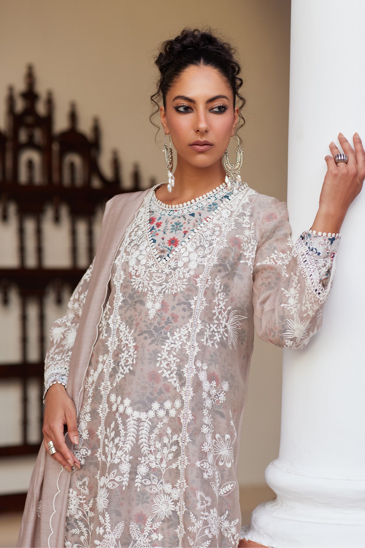 Ayaal من سعد بن شهزاد – كورتا بيج ناعمة من لاون قطني ورقي مطرّزة بخيوط الريشم مع بنطال من مجموعة Depalpur – صورة 4