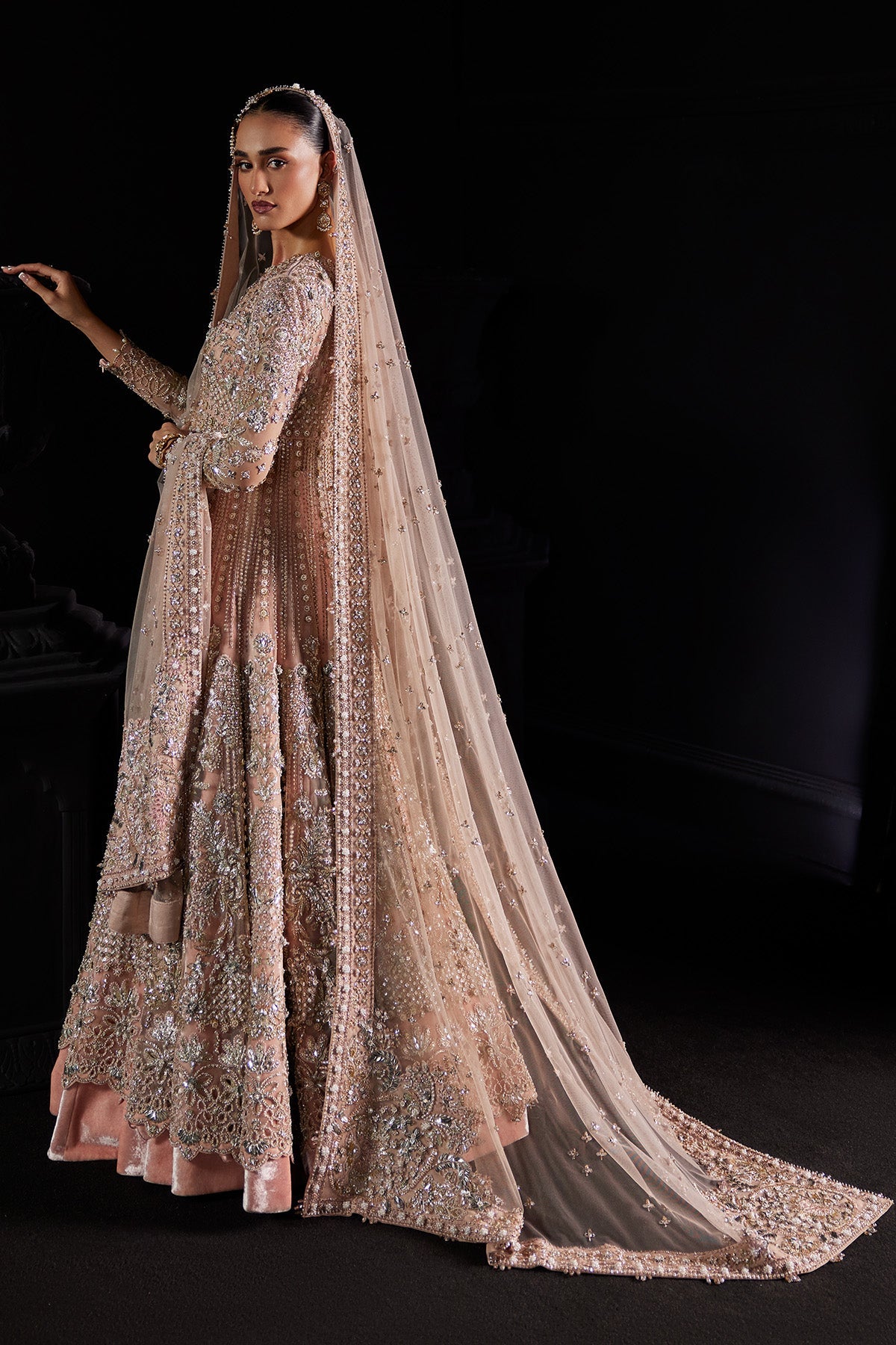 Mina من سعد بن شهزاد – بيشواز وردي باستيل بتطريز زردوزي مع ليهنغا مخملية من مجموعة Chandni Bridal'26 – صورة 5