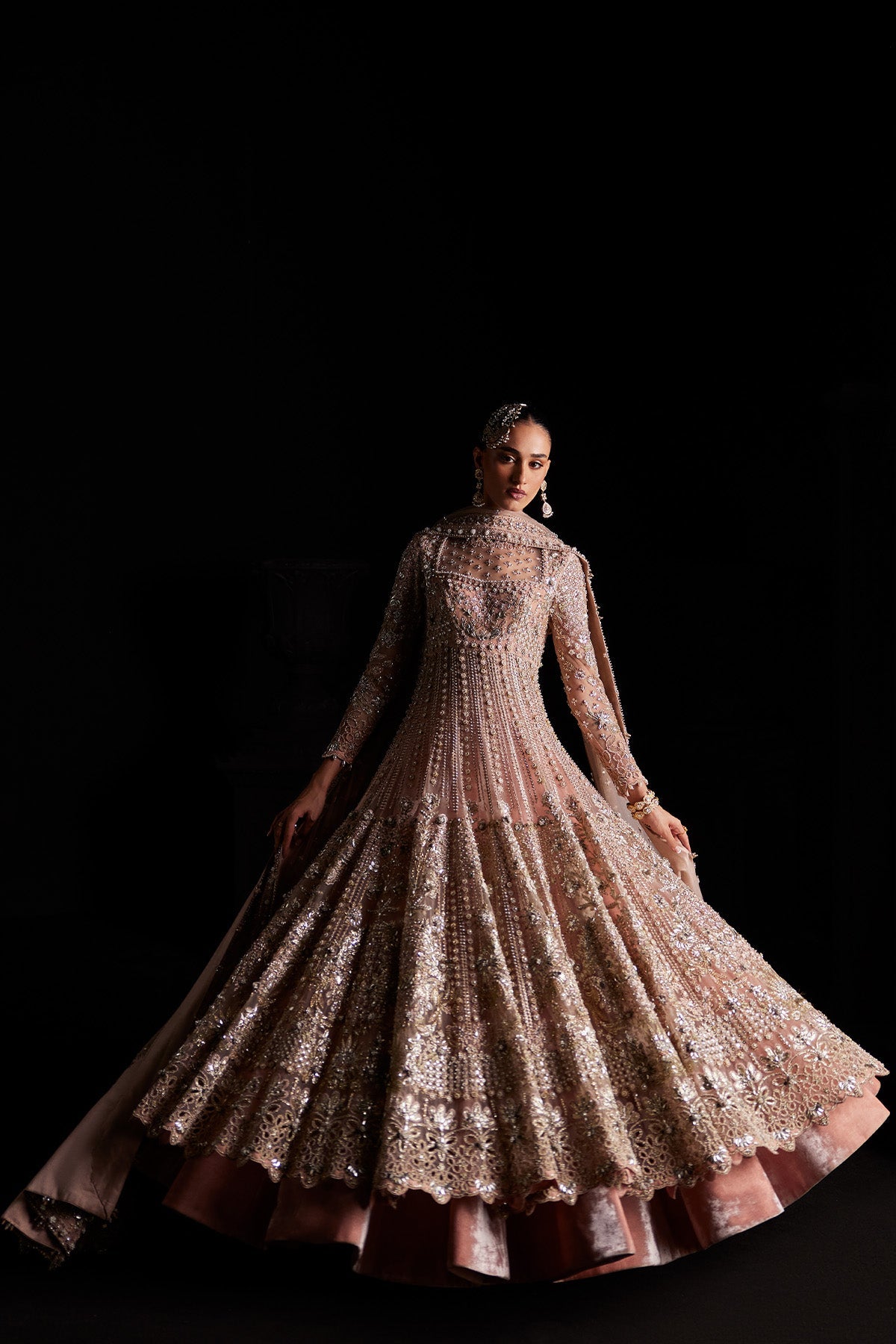 Mina من سعد بن شهزاد – بيشواز وردي باستيل بتطريز زردوزي مع ليهنغا مخملية من مجموعة Chandni Bridal'26 – صورة 10