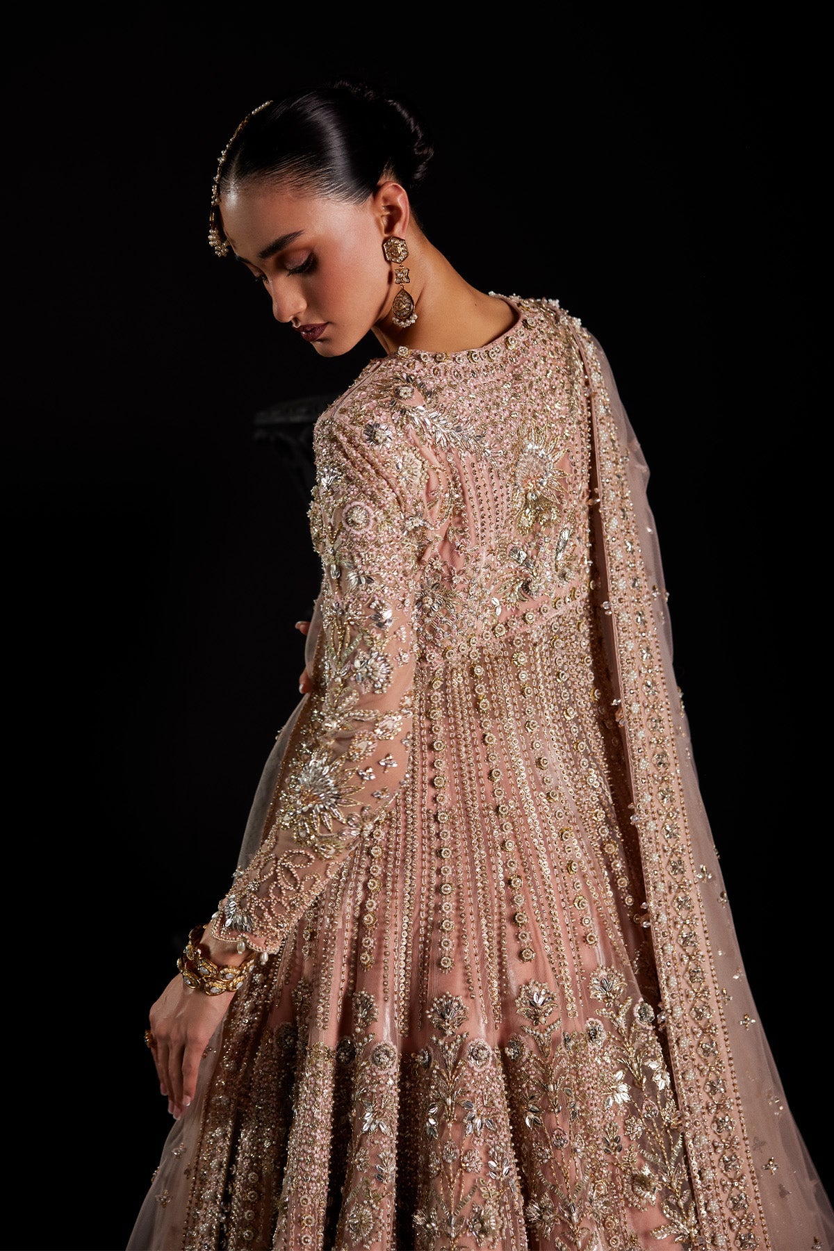 Mina من سعد بن شهزاد – بيشواز وردي باستيل بتطريز زردوزي مع ليهنغا مخملية من مجموعة Chandni Bridal'26 – صورة 7