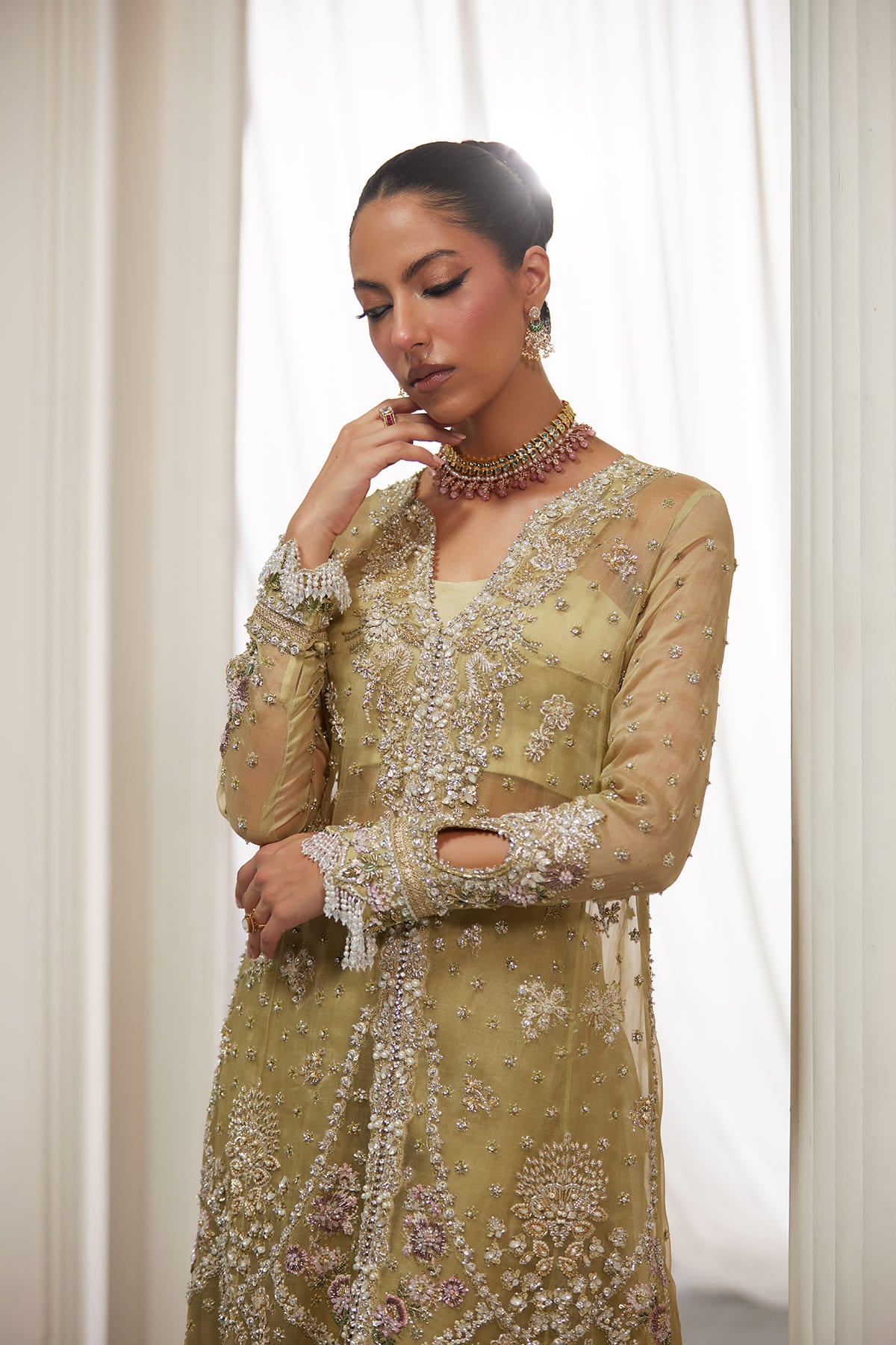 Asmira من سعد بن شهزاد – قميص طويل أورغانزا أخضر زيتوني بتطريز زردوزي مع شرارة من مجموعة Lolita'25 – صورة 5