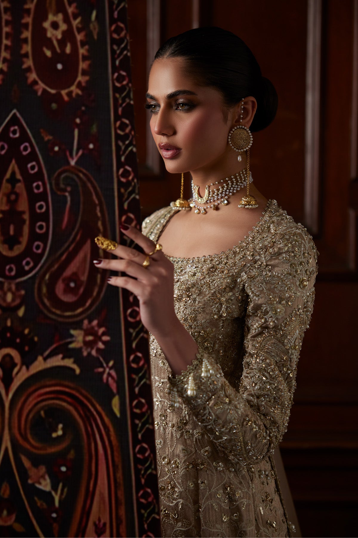 Sira من سعد بن شهزاد – بيشواز تيشو تشانديري ذهبي فاتح مزيّن يدويًا مع شرارة من مجموعة El Veneto Luxury Formals – صورة 4