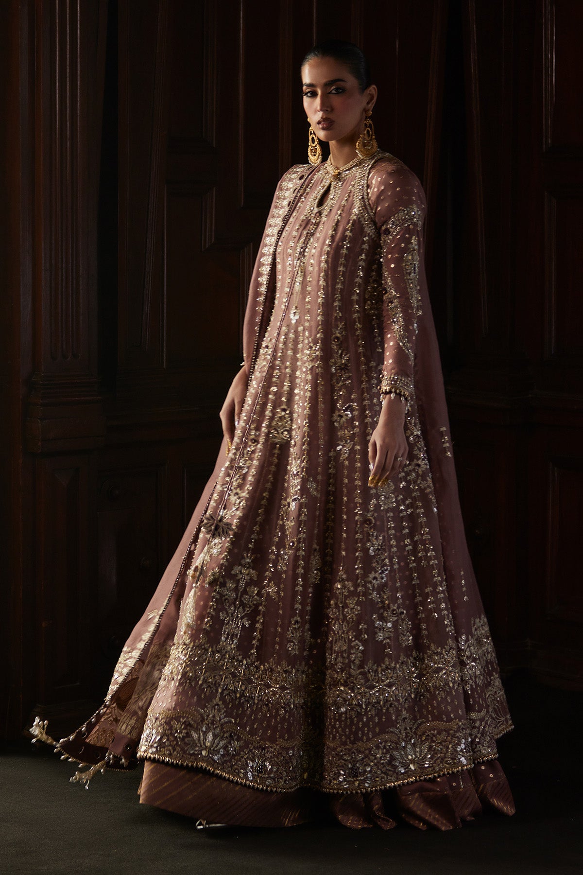 Rosalie من سعد بن شهزاد – كاليدار أورغانزا وردي خشبي مزيّن مع شرارة حرير خام من مجموعة El Veneto Luxury Formals – صورة 4