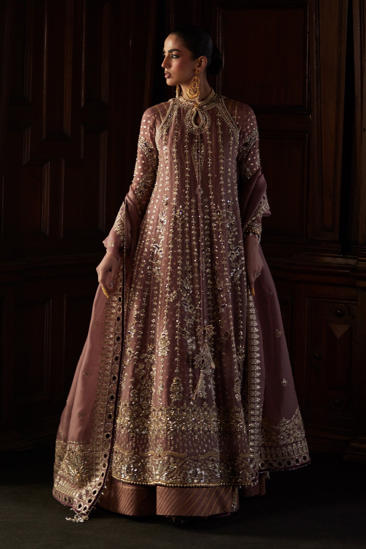 Rosalie من سعد بن شهزاد – كاليدار أورغانزا وردي خشبي مزيّن مع شرارة حرير خام من مجموعة El Veneto Luxury Formals – صورة 8