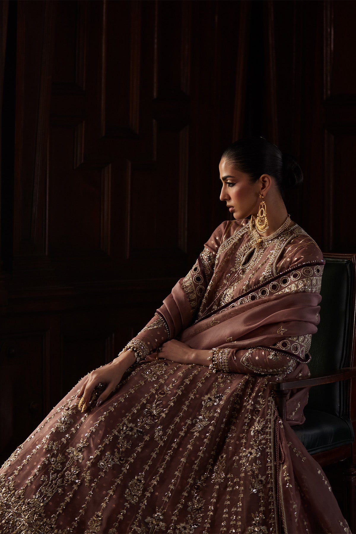 Rosalie من سعد بن شهزاد – كاليدار أورغانزا وردي خشبي مزيّن مع شرارة حرير خام من مجموعة El Veneto Luxury Formals – صورة 9