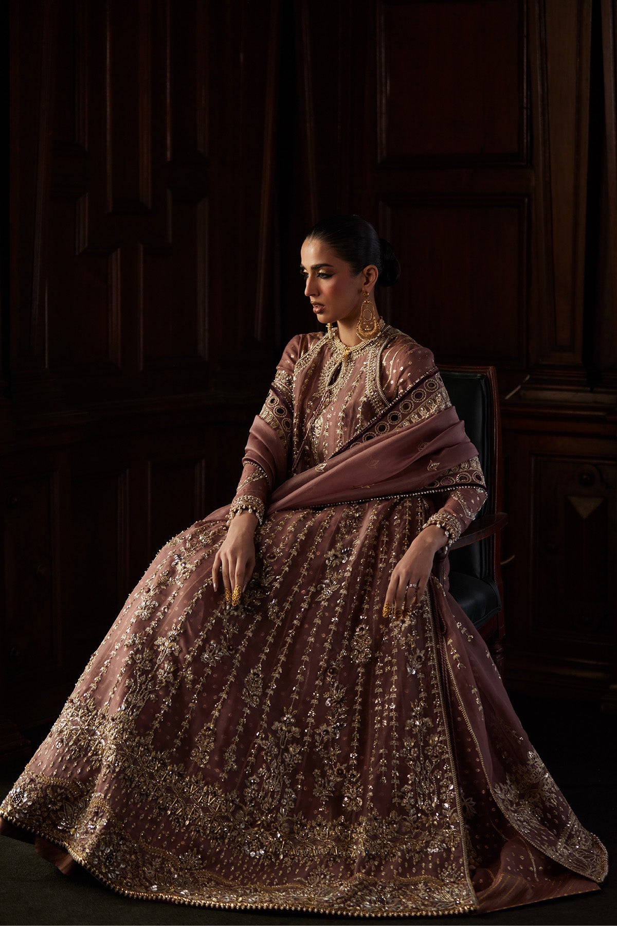 Rosalie من سعد بن شهزاد – كاليدار أورغانزا وردي خشبي مزيّن مع شرارة حرير خام من مجموعة El Veneto Luxury Formals – صورة 10