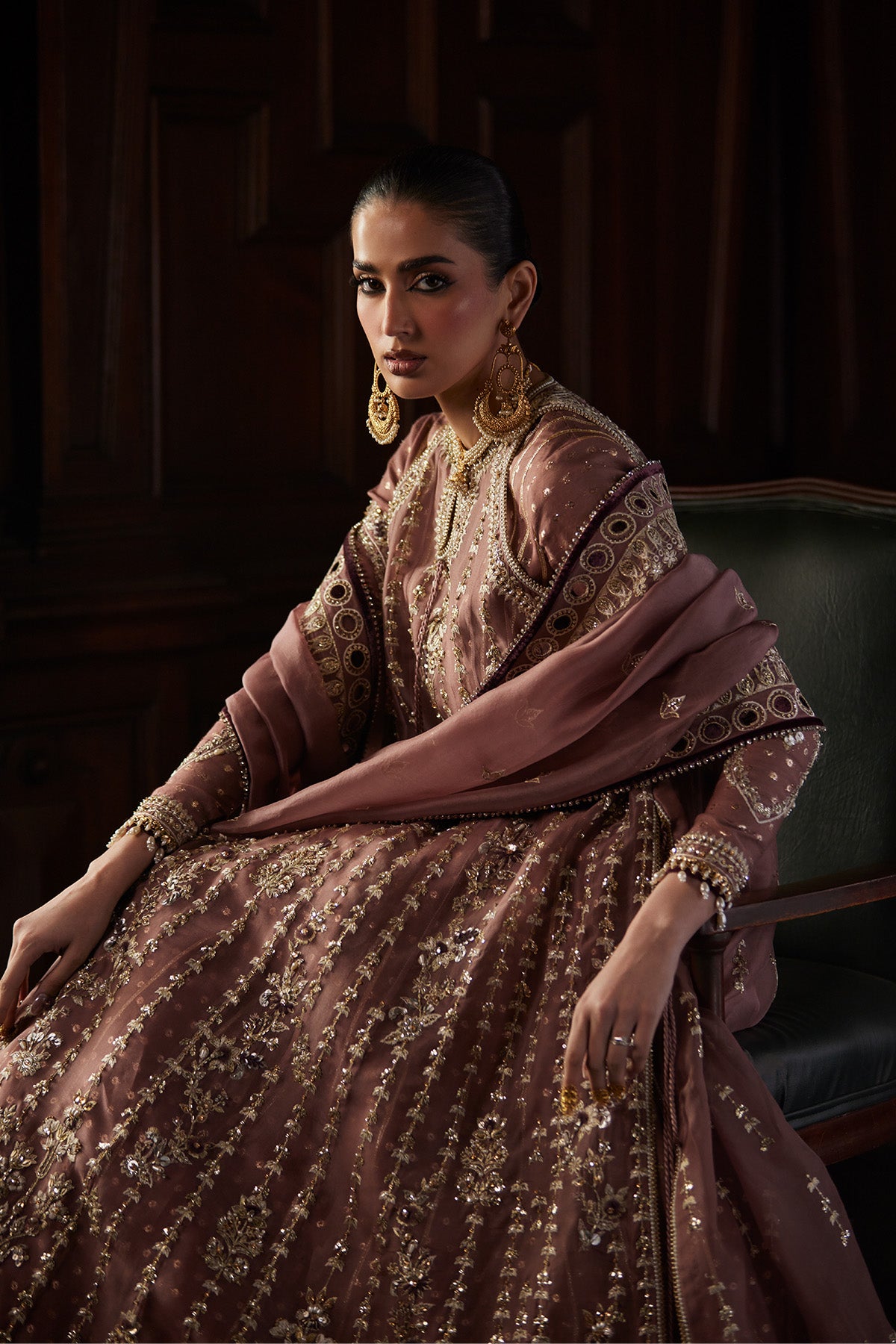 Rosalie من سعد بن شهزاد – كاليدار أورغانزا وردي خشبي مزيّن مع شرارة حرير خام من مجموعة El Veneto Luxury Formals – صورة 11