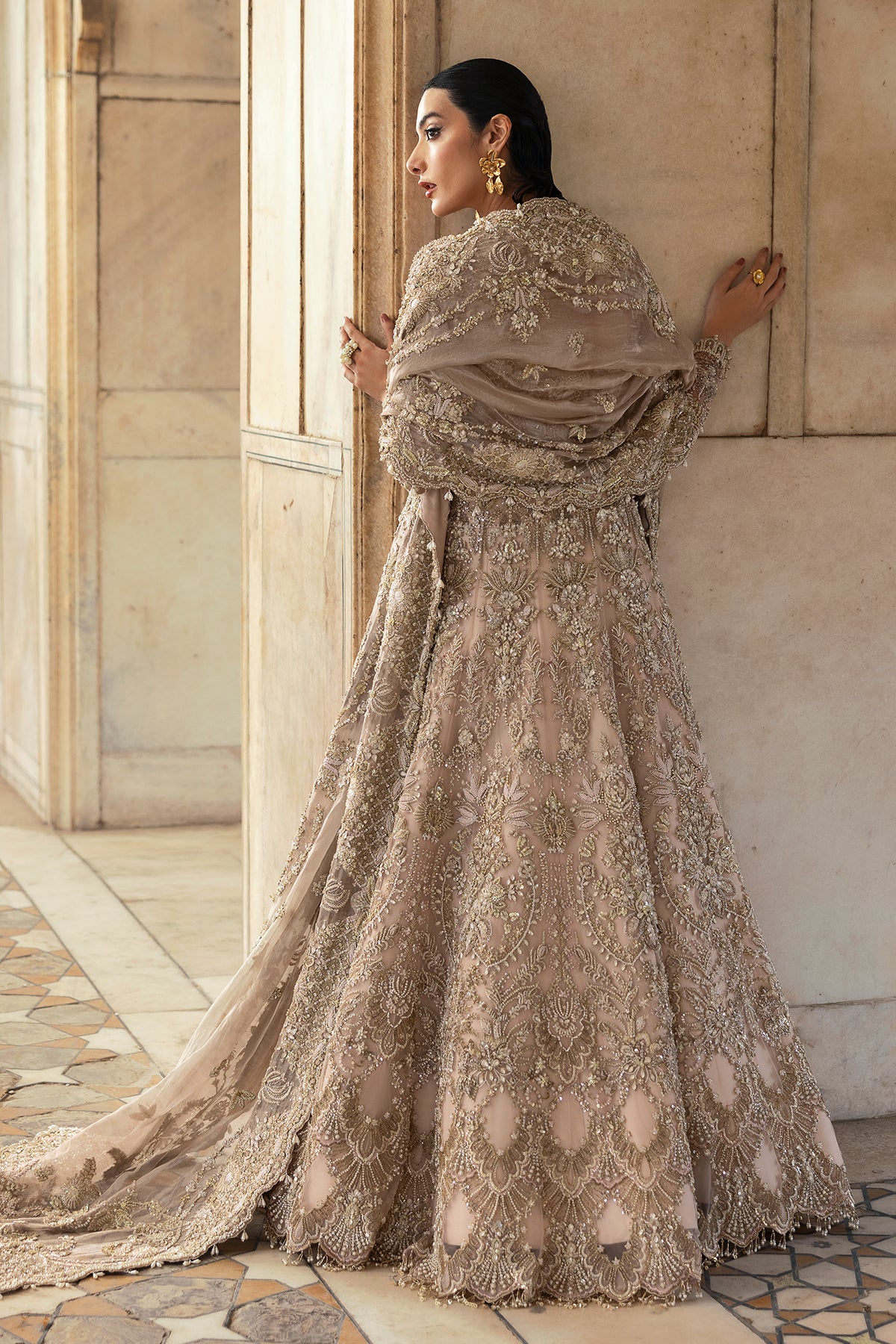 Nazneen من سعد بن شهزاد – بيشواز وردي نيود مع ليهنغا من مجموعة Sona Gachi Bridals'24 – صورة 19