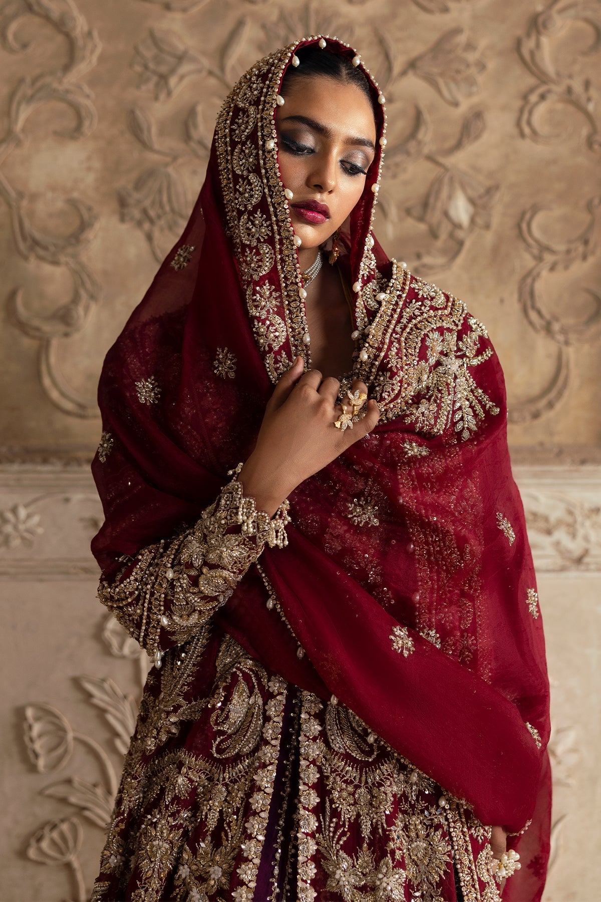 Leyla من سعد بن شهزاد – كاليدار أحمر داكن بتطريز زردوزي مع ليهنغا من مجموعة Sona Gachi Bridals'24 – صورة 10