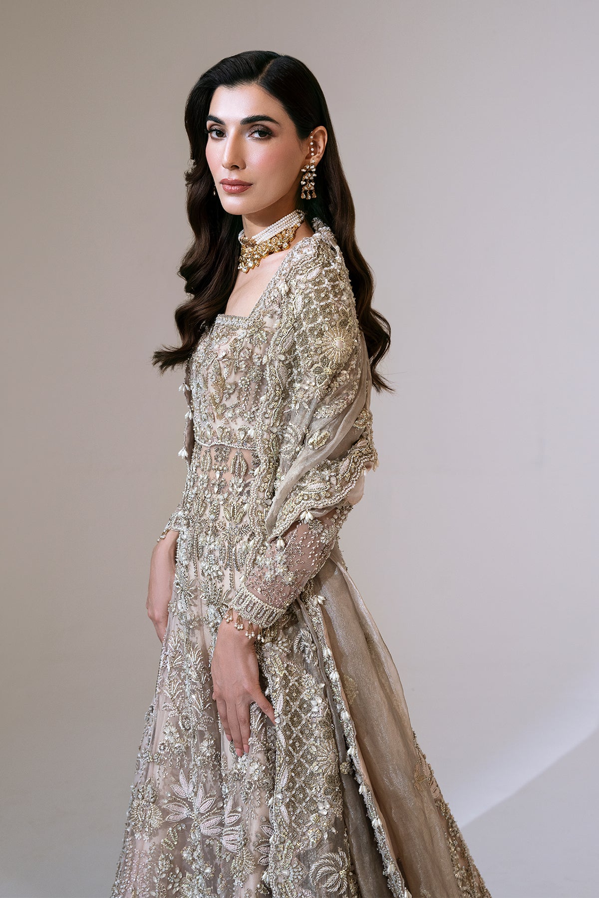 Nazneen من سعد بن شهزاد – بيشواز وردي نيود مع ليهنغا من مجموعة Sona Gachi Bridals'24 – صورة 20
