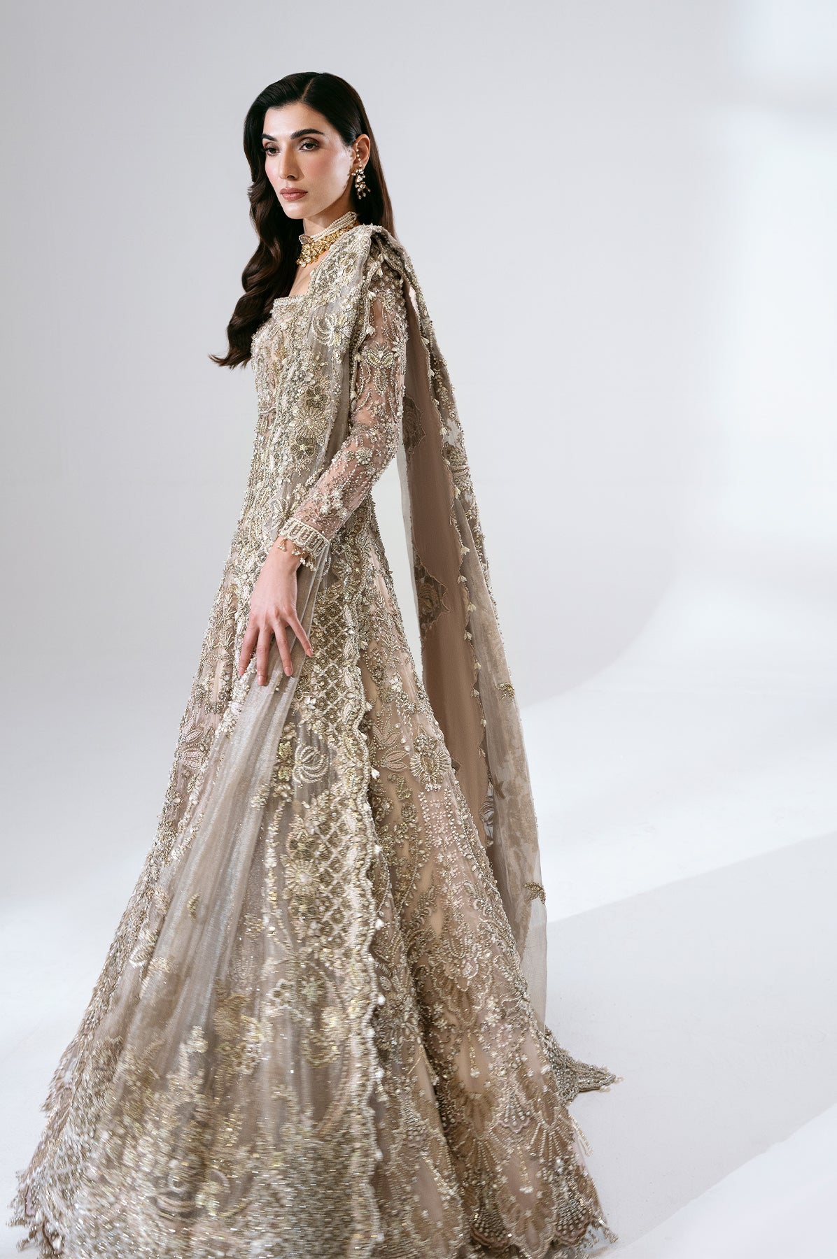 Nazneen من سعد بن شهزاد – بيشواز وردي نيود مع ليهنغا من مجموعة Sona Gachi Bridals'24 – صورة 8