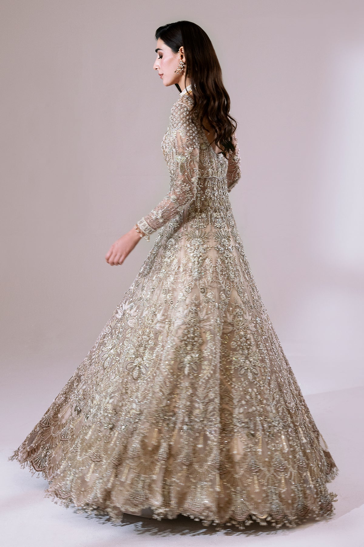 Nazneen من سعد بن شهزاد – بيشواز وردي نيود مع ليهنغا من مجموعة Sona Gachi Bridals'24 – صورة 6