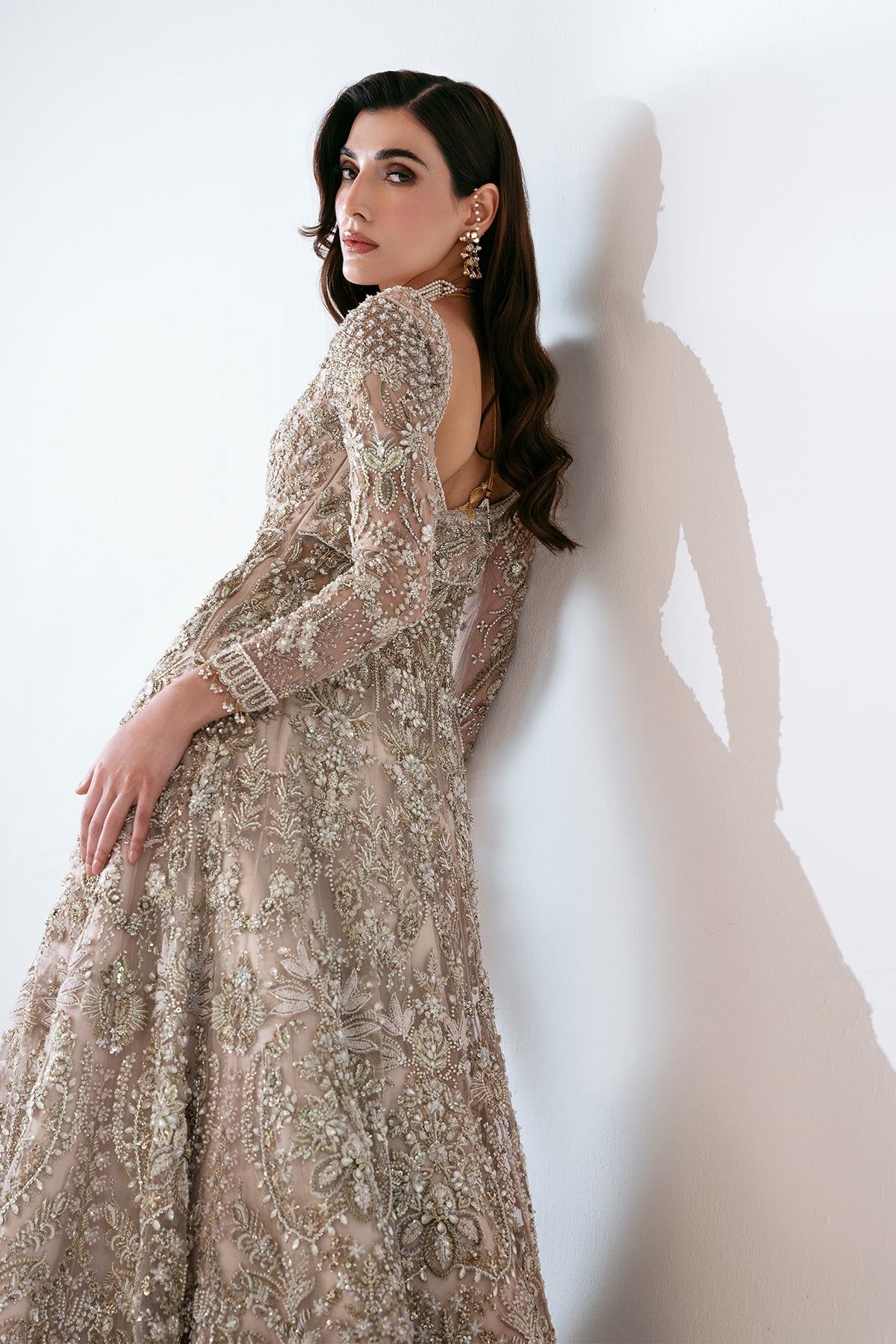 Nazneen من سعد بن شهزاد – بيشواز وردي نيود مع ليهنغا من مجموعة Sona Gachi Bridals'24 – صورة 4