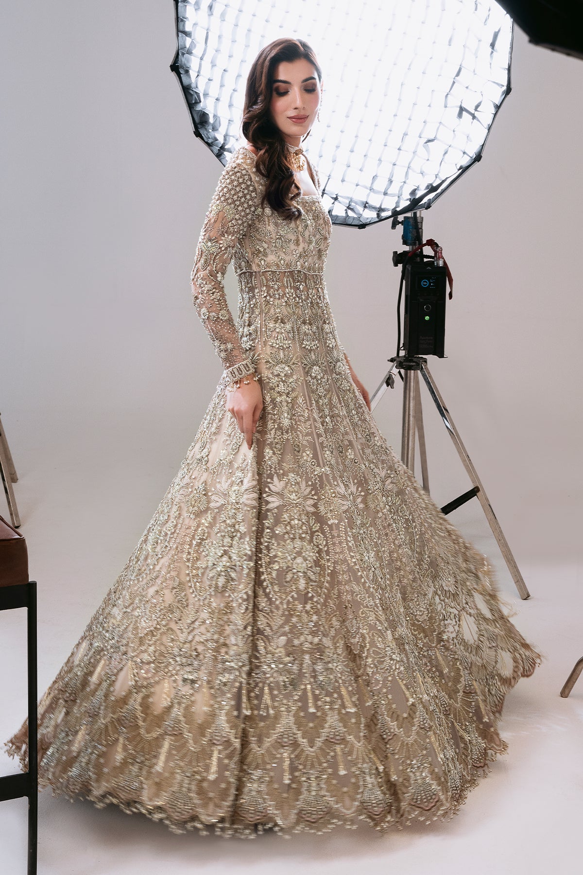 Nazneen من سعد بن شهزاد – بيشواز وردي نيود مع ليهنغا من مجموعة Sona Gachi Bridals'24 – صورة 3