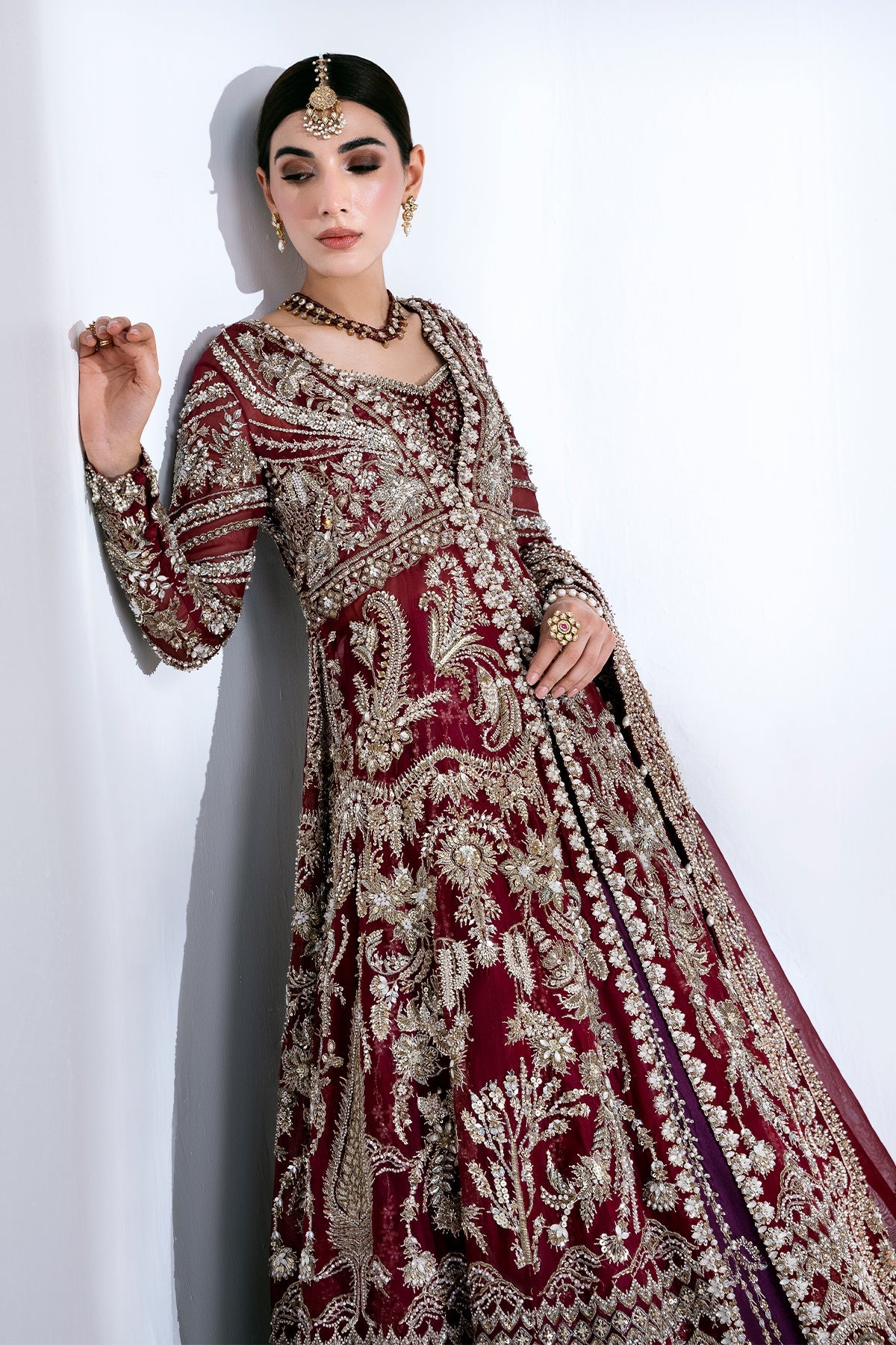 Leyla من سعد بن شهزاد – كاليدار أحمر داكن بتطريز زردوزي مع ليهنغا من مجموعة Sona Gachi Bridals'24 – صورة 3