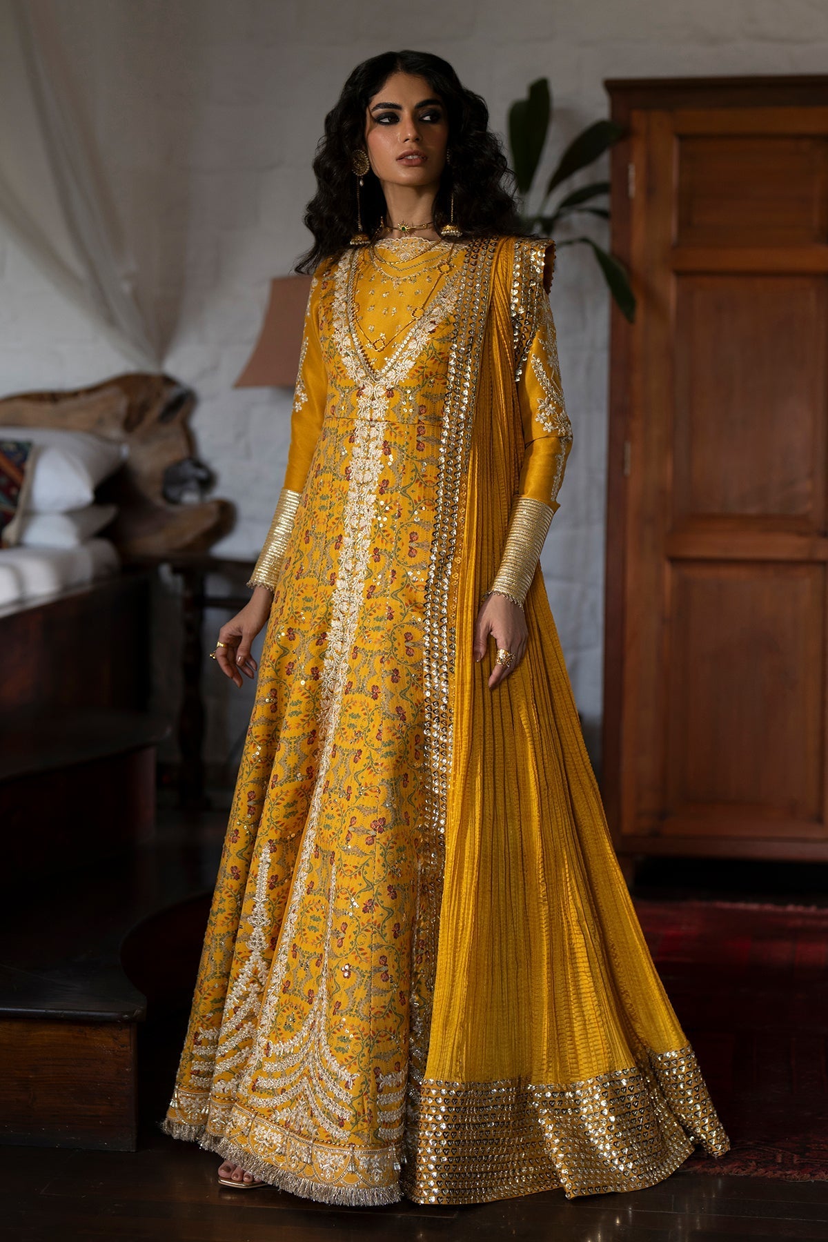 Amina من سعد بن شهزاد – كاليدار من حرير تُسّار بلون الماريغولد مطرّز مع شرارة من مجموعة Silk'25 – صورة 7