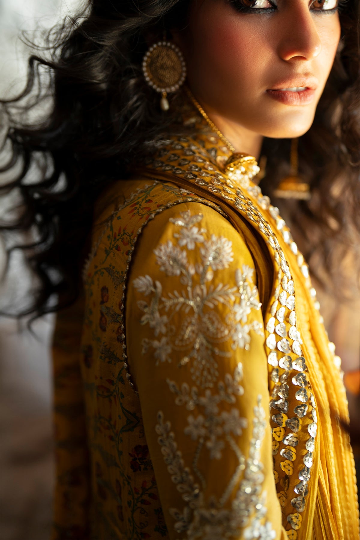 Amina من سعد بن شهزاد – كاليدار من حرير تُسّار بلون الماريغولد مطرّز مع شرارة من مجموعة Silk'25 – صورة 5