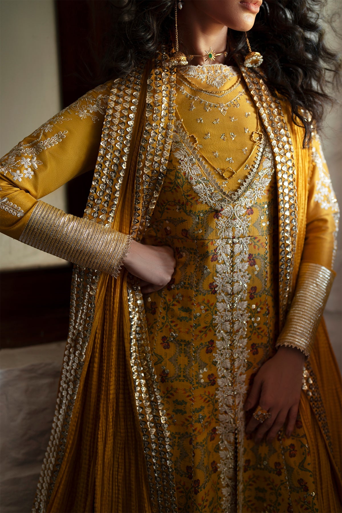 Amina من سعد بن شهزاد – كاليدار من حرير تُسّار بلون الماريغولد مطرّز مع شرارة من مجموعة Silk'25 – صورة 3