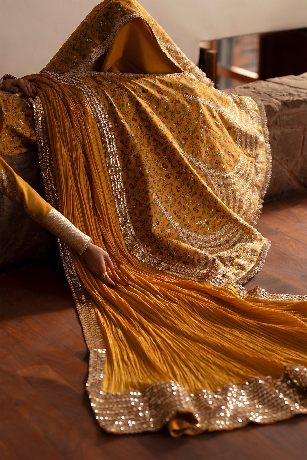 Amina من سعد بن شهزاد – كاليدار من حرير تُسّار بلون الماريغولد مطرّز مع شرارة من مجموعة Silk'25 – صورة 4