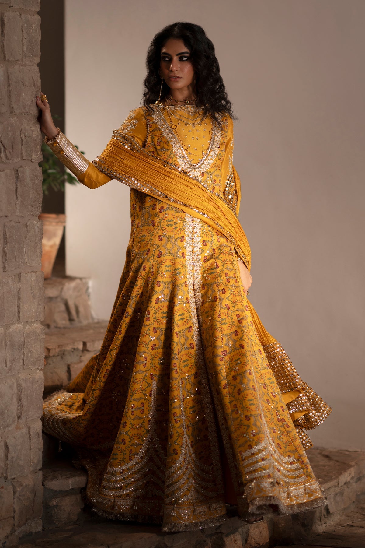 Amina من سعد بن شهزاد – كاليدار من حرير تُسّار بلون الماريغولد مطرّز مع شرارة من مجموعة Silk'25 – صورة 6