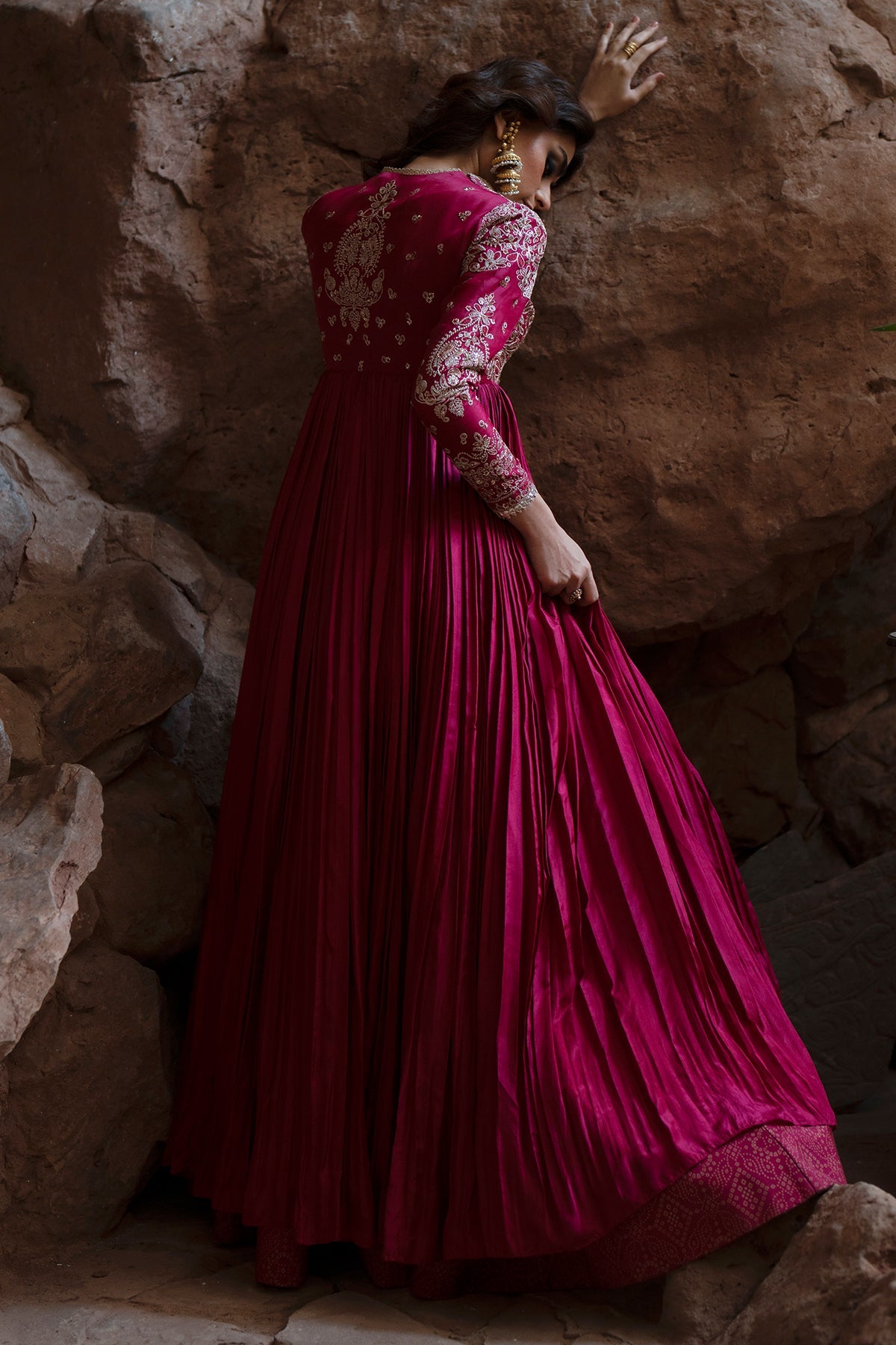 Mahnaz من سعد بن شهزاد – بيشواز حرير وردي توتي مطرّز بخيوط التيلا مع ليهنغا مطبوعة من مجموعة Silk'25 – صورة 2
