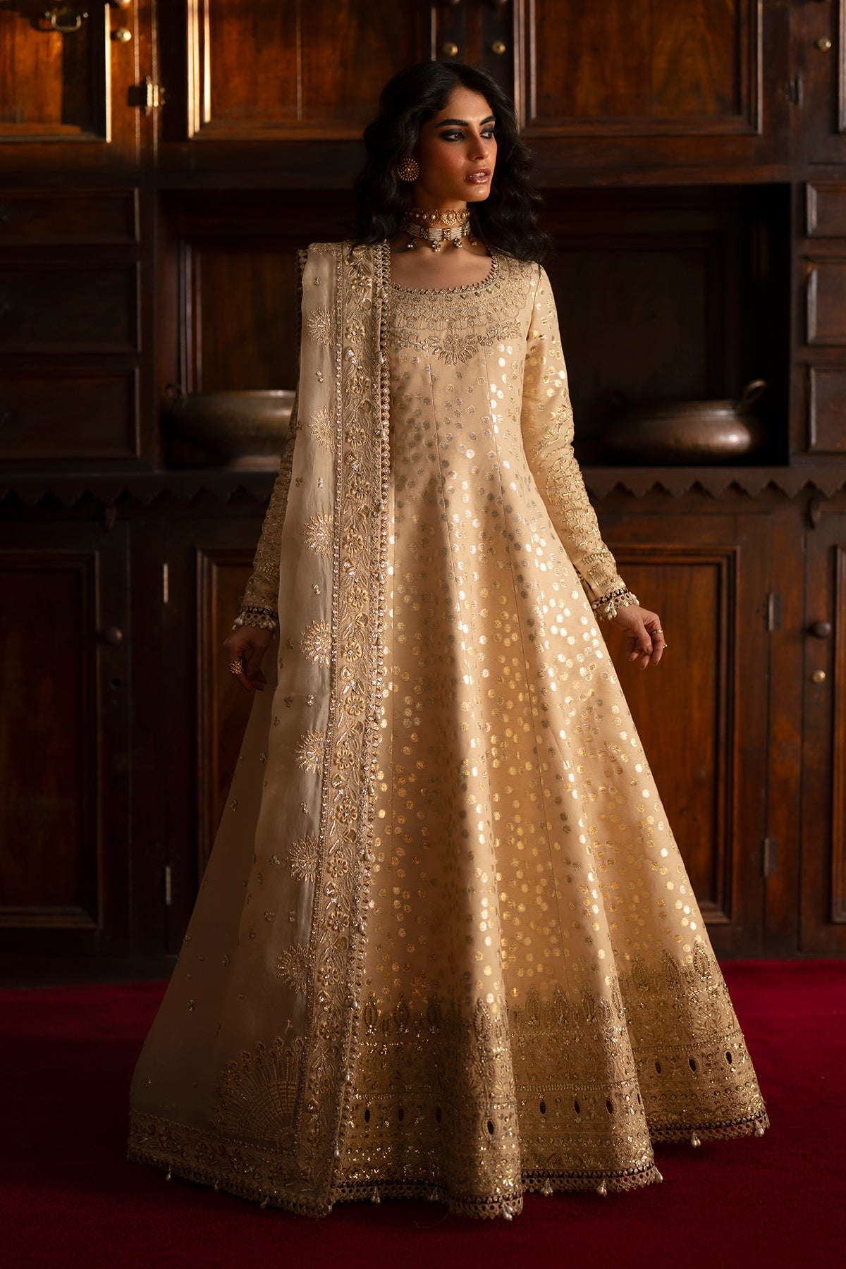 Saphina من سعد بن شهزاد – كاليدار من حرير الزري بلون ذهبي فاتح مطرّز مع شرارة من مجموعة Silk'25 – صورة 6