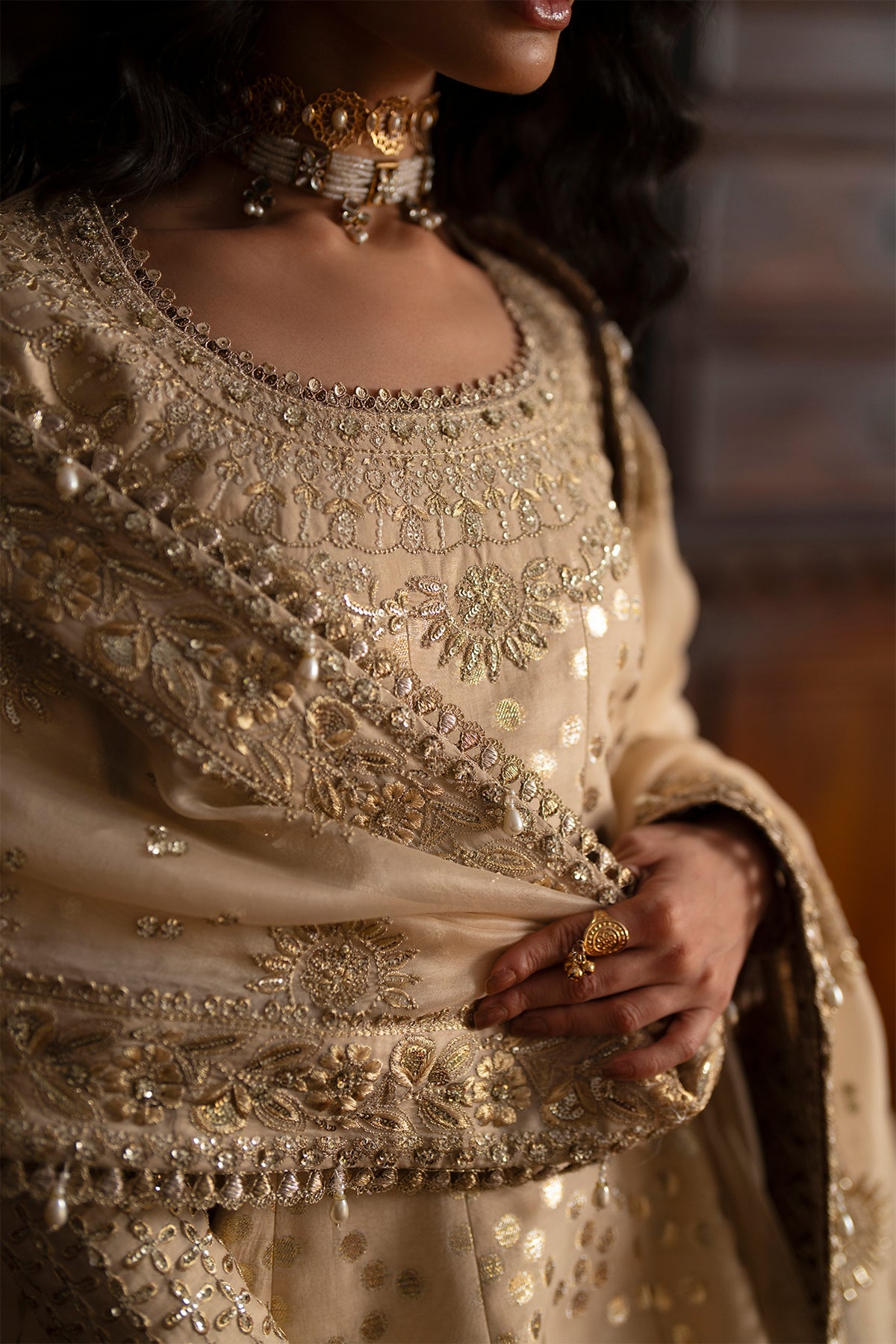 Saphina من سعد بن شهزاد – كاليدار من حرير الزري بلون ذهبي فاتح مطرّز مع شرارة من مجموعة Silk'25 – صورة 2