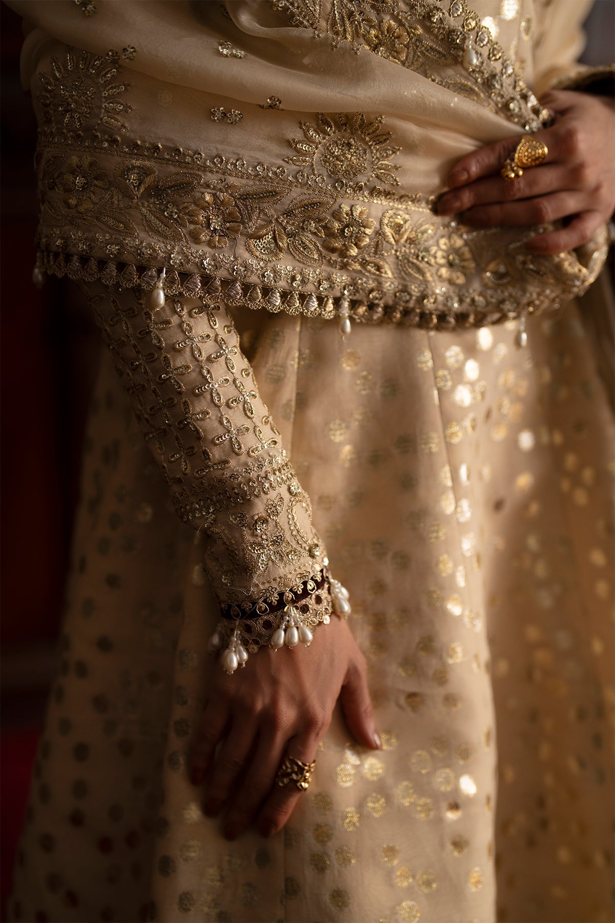 Saphina من سعد بن شهزاد – كاليدار من حرير الزري بلون ذهبي فاتح مطرّز مع شرارة من مجموعة Silk'25 – صورة 7