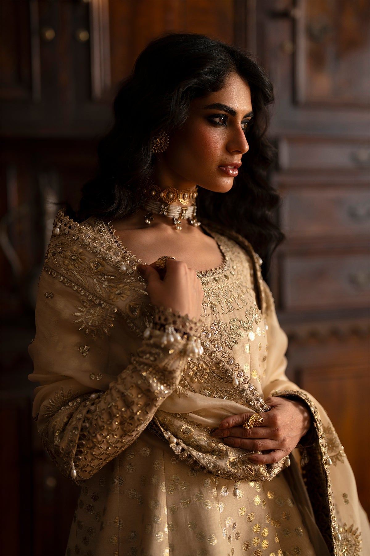 Saphina من سعد بن شهزاد – كاليدار من حرير الزري بلون ذهبي فاتح مطرّز مع شرارة من مجموعة Silk'25 – صورة 3