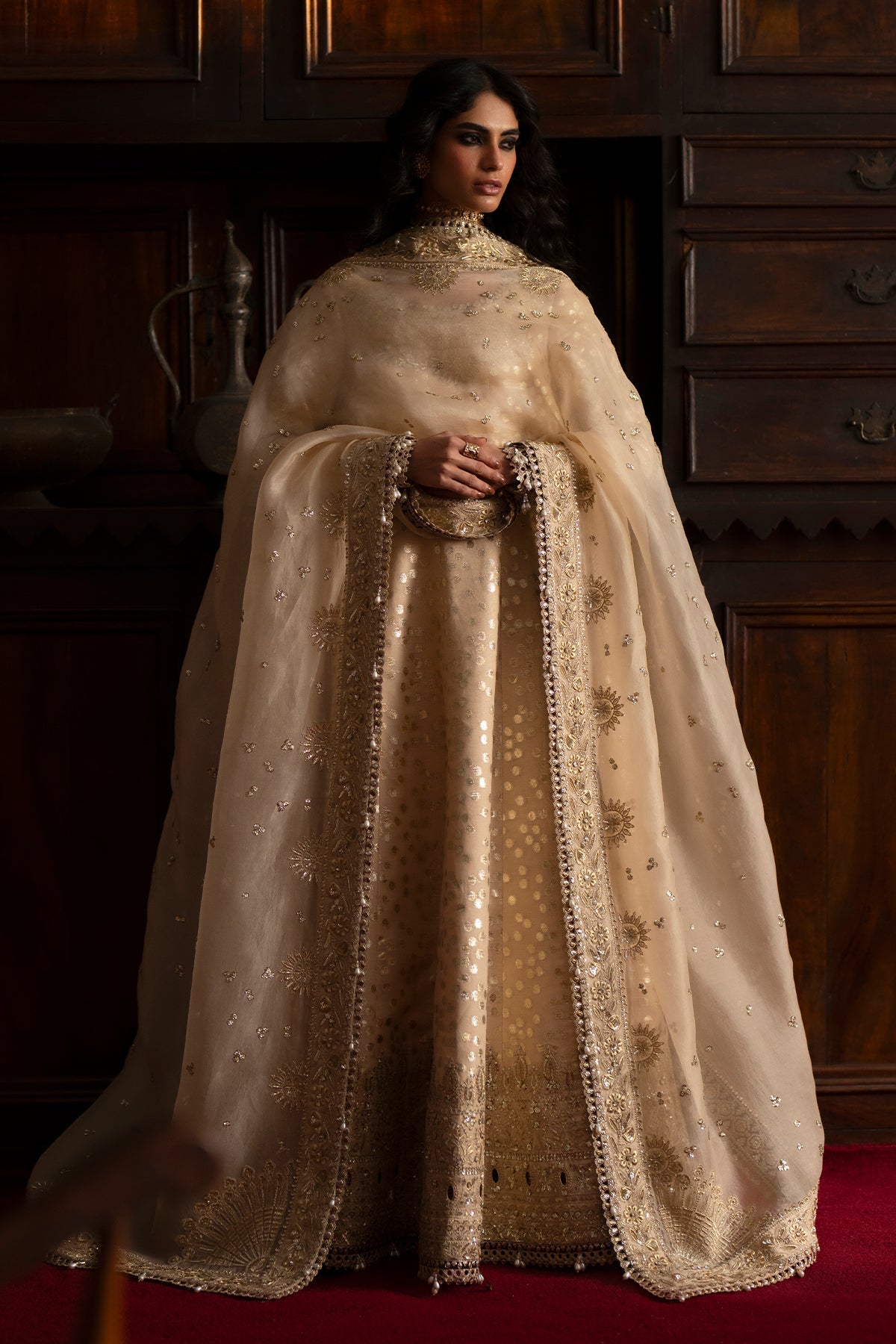 Saphina من سعد بن شهزاد – كاليدار من حرير الزري بلون ذهبي فاتح مطرّز مع شرارة من مجموعة Silk'25 – صورة 4