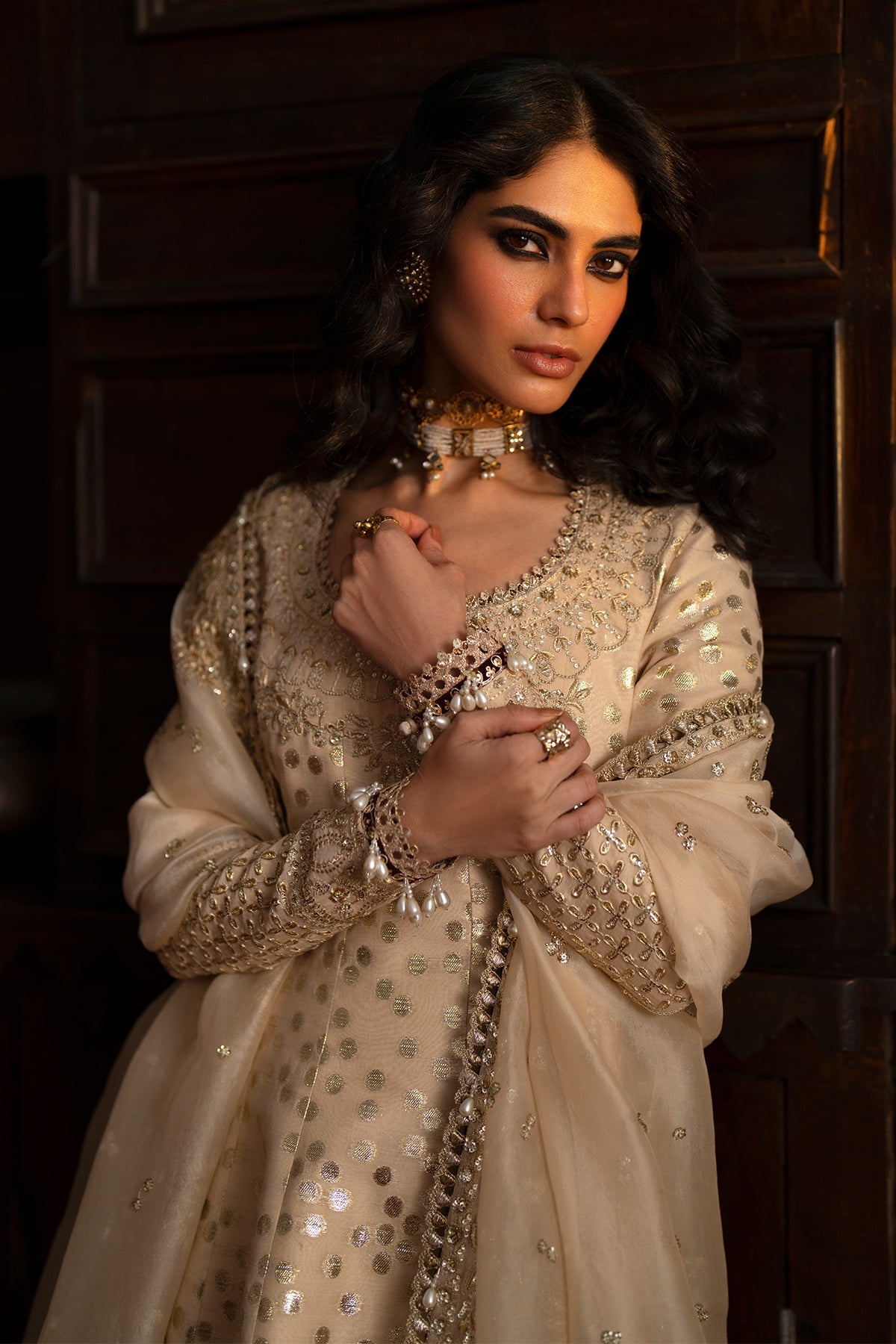 Saphina من سعد بن شهزاد – كاليدار من حرير الزري بلون ذهبي فاتح مطرّز مع شرارة من مجموعة Silk'25 – صورة 5