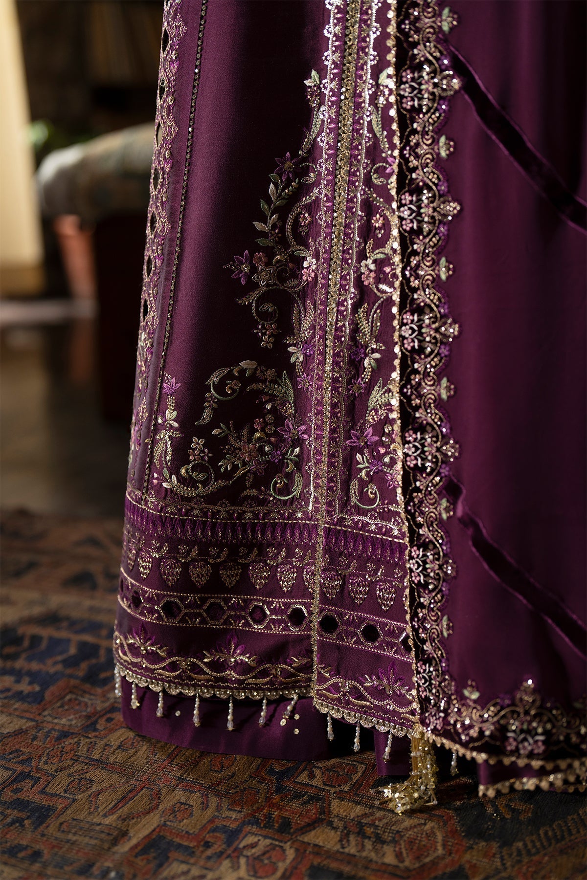 Laila من سعد بن شهزاد – قميص مفتوح من حرير تُسّار برقوقي مطرّز مع شرارة من مجموعة Silk'25 – صورة 4