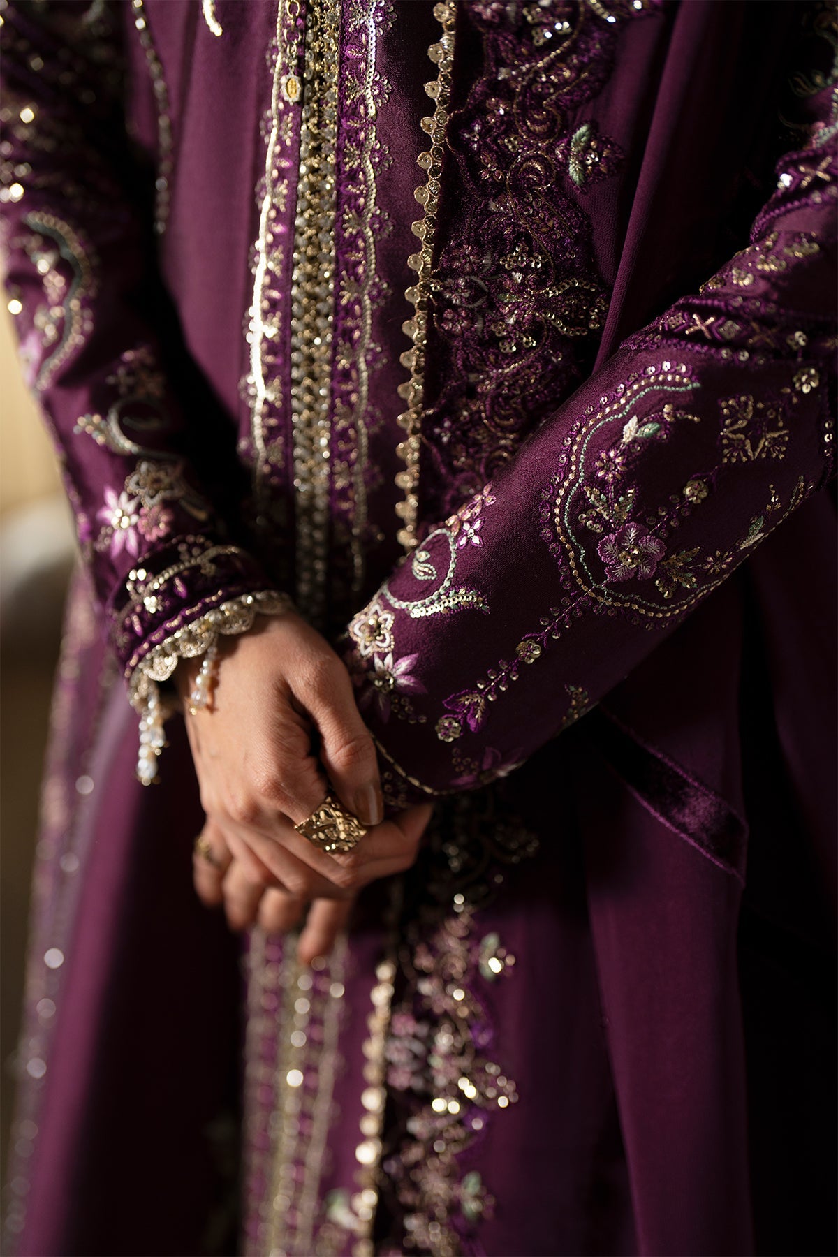Laila من سعد بن شهزاد – قميص مفتوح من حرير تُسّار برقوقي مطرّز مع شرارة من مجموعة Silk'25 – صورة 3