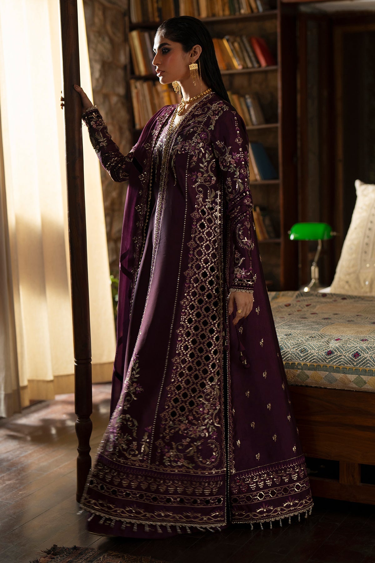 Laila من سعد بن شهزاد – قميص مفتوح من حرير تُسّار برقوقي مطرّز مع شرارة من مجموعة Silk'25 – صورة 6