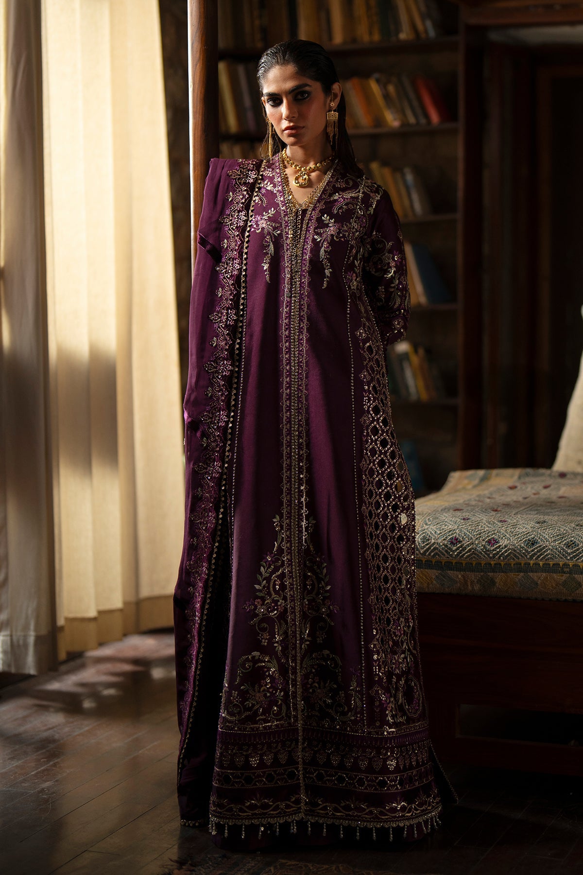 Laila من سعد بن شهزاد – قميص مفتوح من حرير تُسّار برقوقي مطرّز مع شرارة من مجموعة Silk'25 – صورة 8