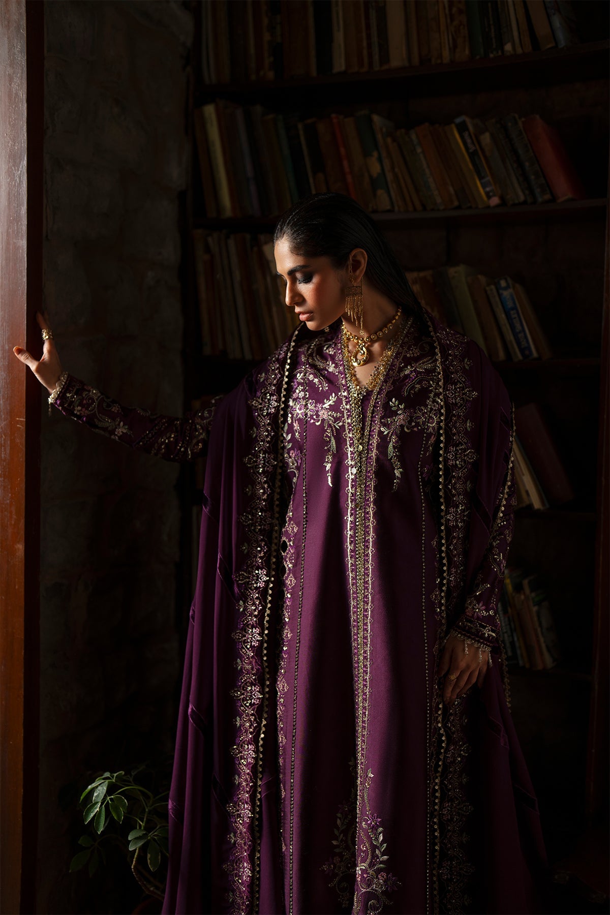 Laila من سعد بن شهزاد – قميص مفتوح من حرير تُسّار برقوقي مطرّز مع شرارة من مجموعة Silk'25 – صورة 7
