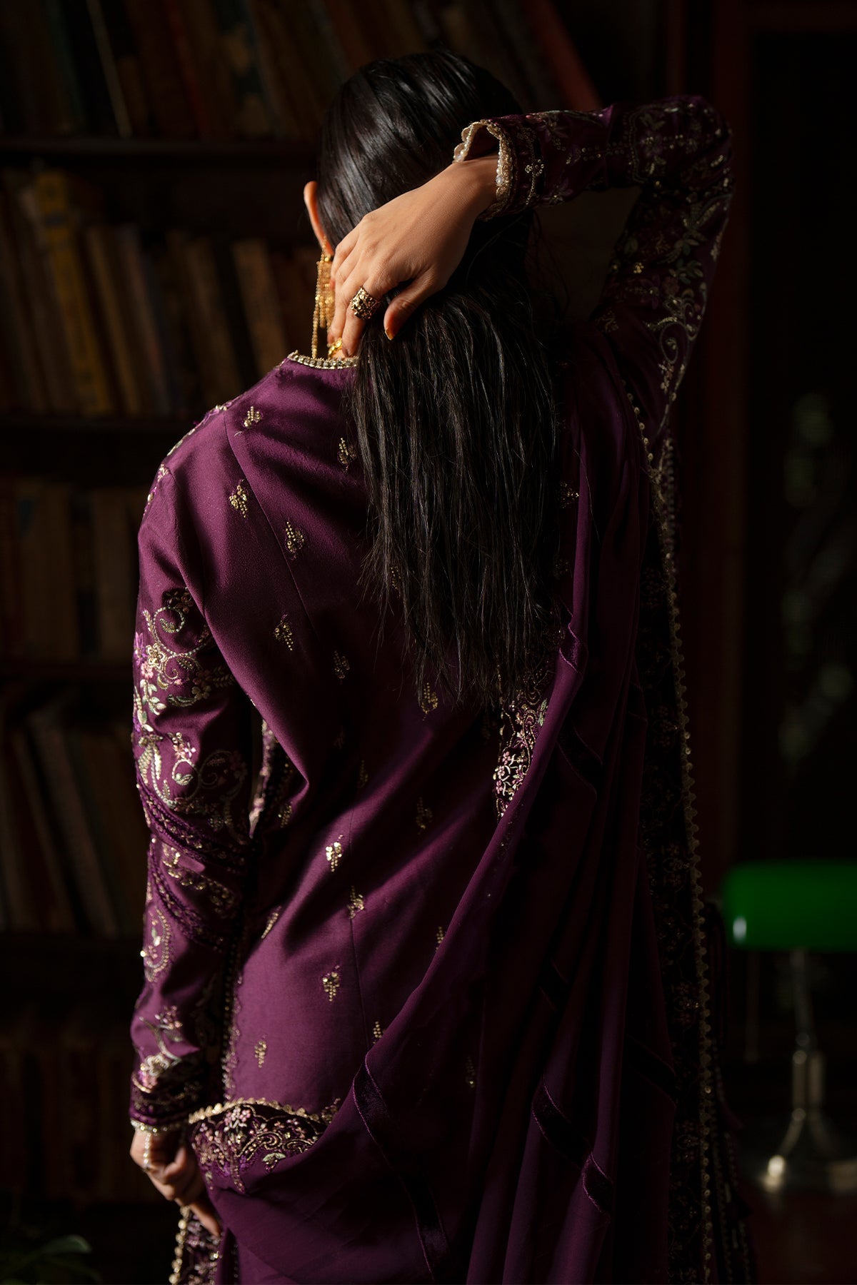 Laila من سعد بن شهزاد – قميص مفتوح من حرير تُسّار برقوقي مطرّز مع شرارة من مجموعة Silk'25 – صورة 5