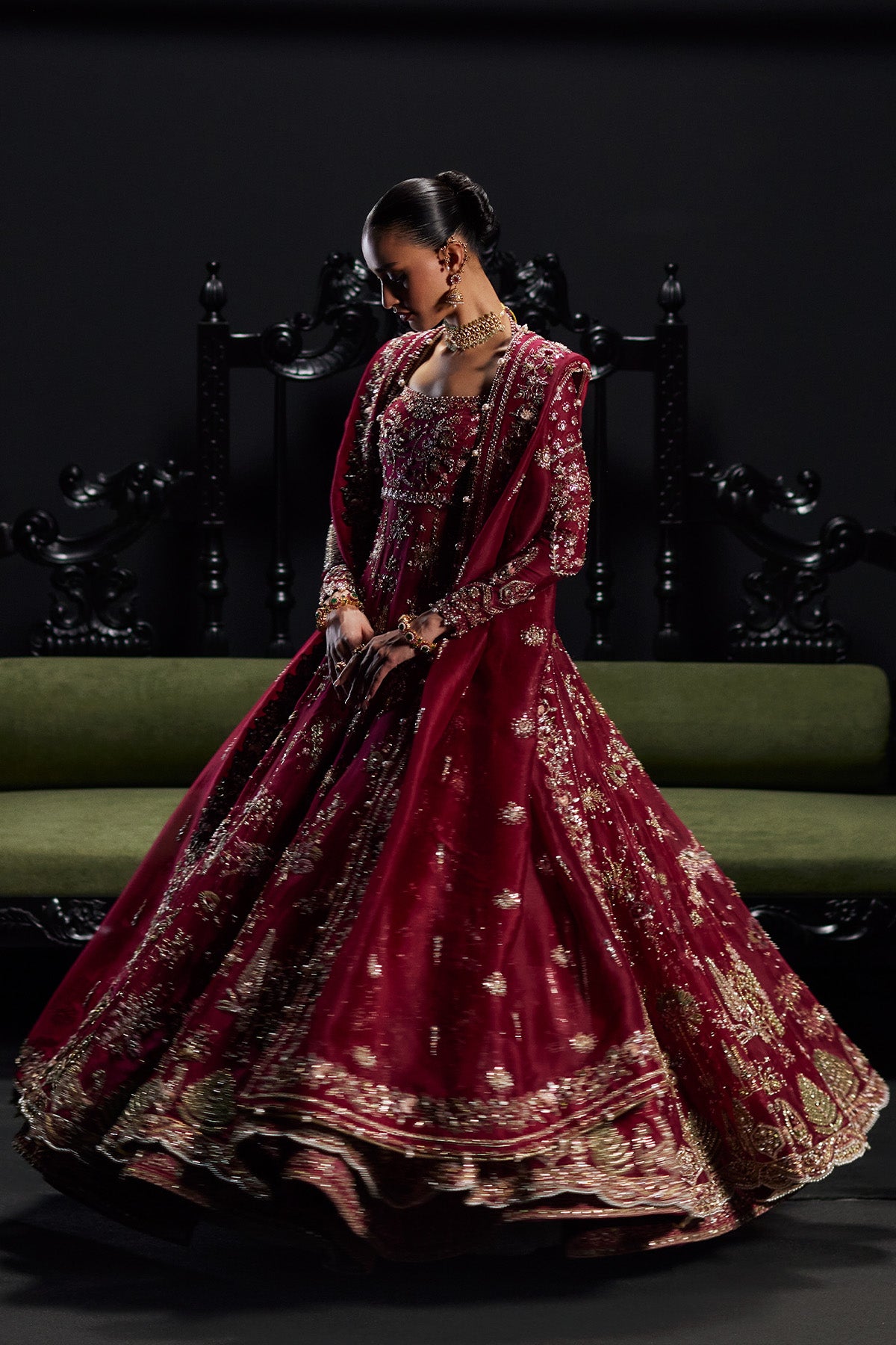 Safa من سعد بن شهزاد – بيشواز زفاف أحمر كرزي بتطريز زردوزي من مجموعة Chandni Bridal'26 – صورة 2
