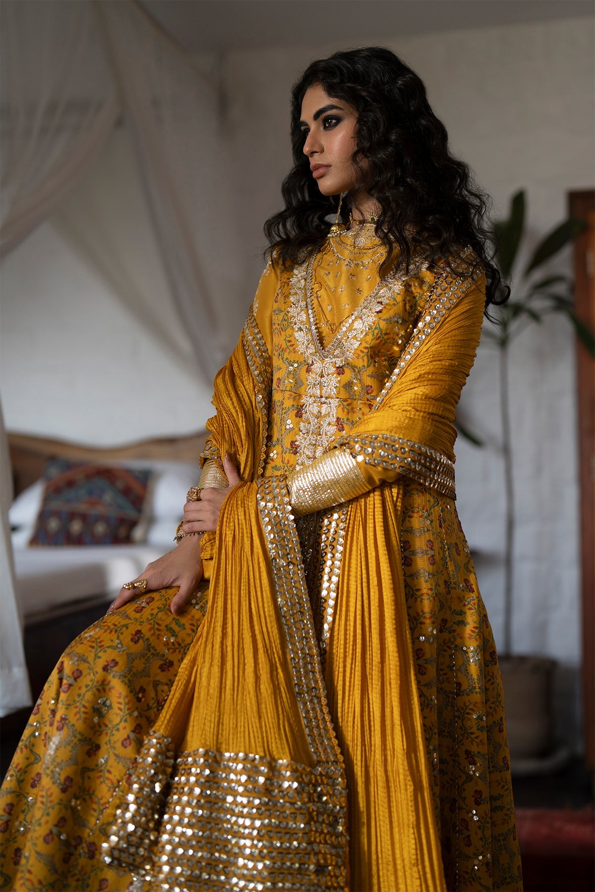 Amina من سعد بن شهزاد – كاليدار من حرير تُسّار بلون الماريغولد مطرّز مع شرارة من مجموعة Silk'25 – صورة 2