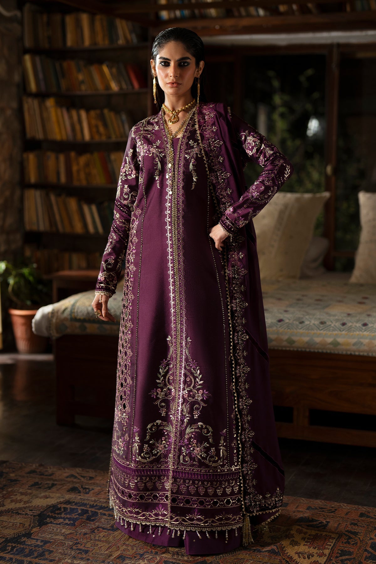 Laila من سعد بن شهزاد – قميص مفتوح من حرير تُسّار برقوقي مطرّز مع شرارة من مجموعة Silk'25