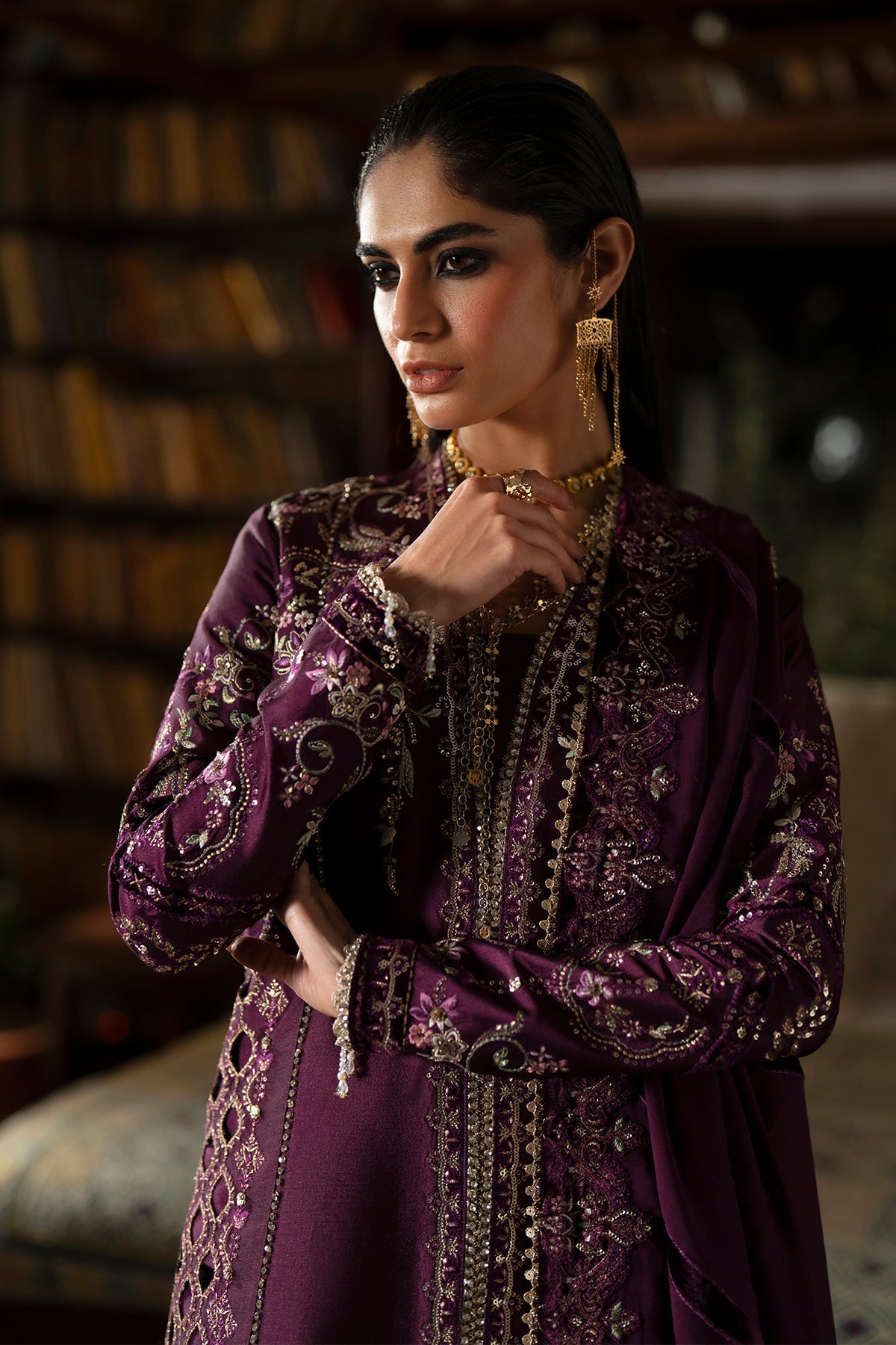 Laila من سعد بن شهزاد – قميص مفتوح من حرير تُسّار برقوقي مطرّز مع شرارة من مجموعة Silk'25 – صورة 2