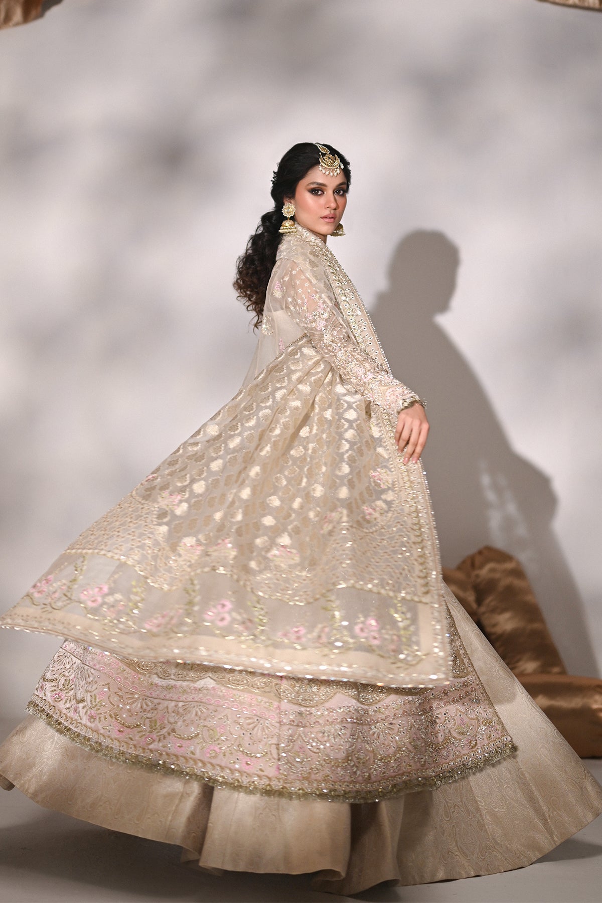 Ayla من سعد بن شهزاد – أنغراخا أورغانزا بيج مع ليهنغا جاماوار من مجموعة Kai-Ros Wedding Unstitched'25 – صورة 2